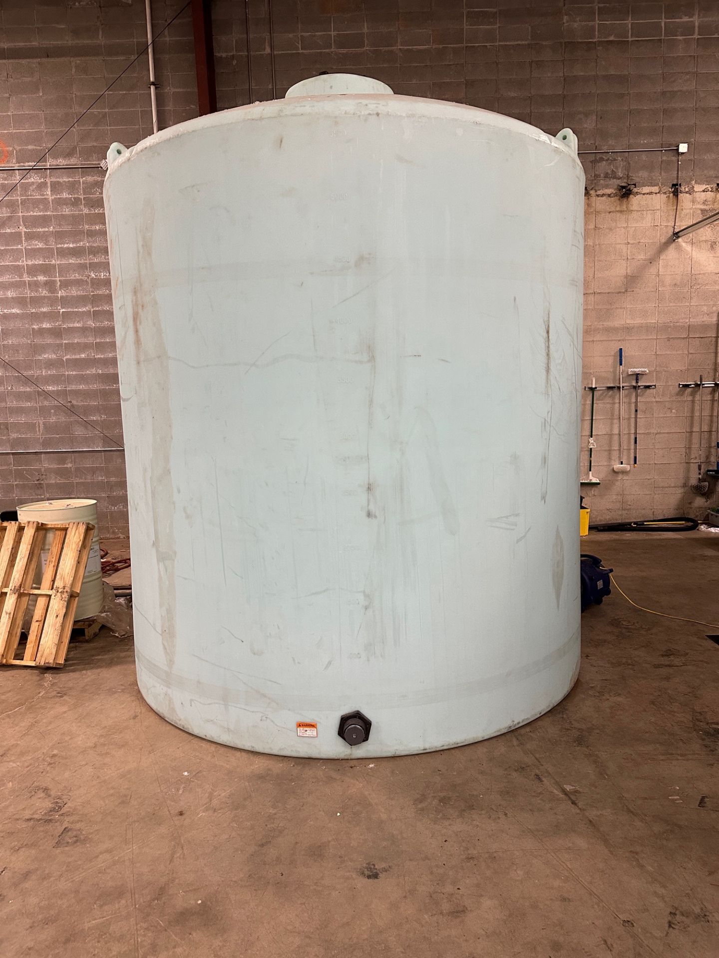 5500 Gallon PVC Water Tank (Approx. 11'6" Diameter and 8' O.H.) - Subj to Bulk | Rig Fee $500