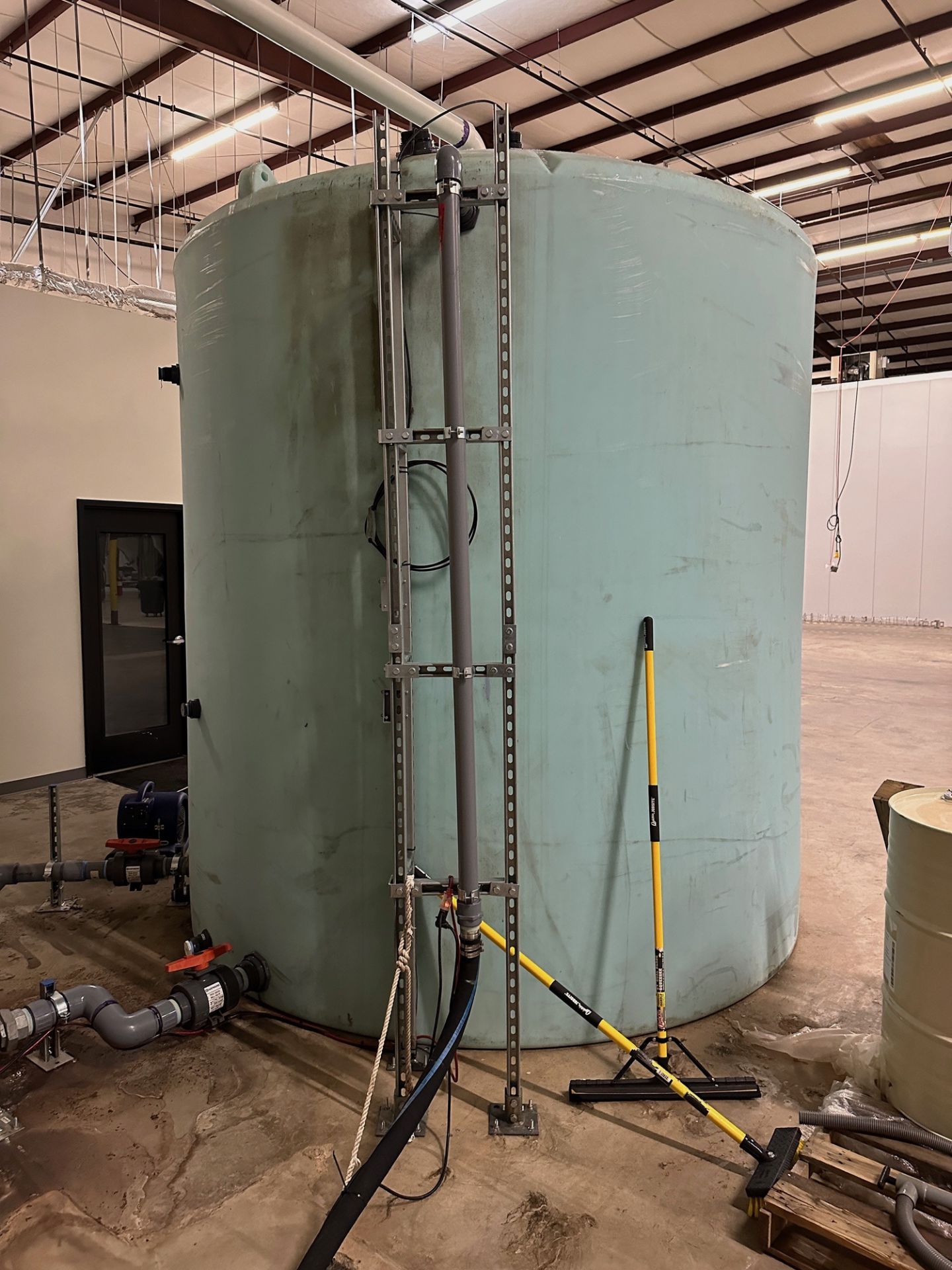 5500 Gallon PVC Water Tank (Approx. 11'6" Diameter and 8' O.H.) - Subj to Bulk | Rig Fee $500 - Image 2 of 2