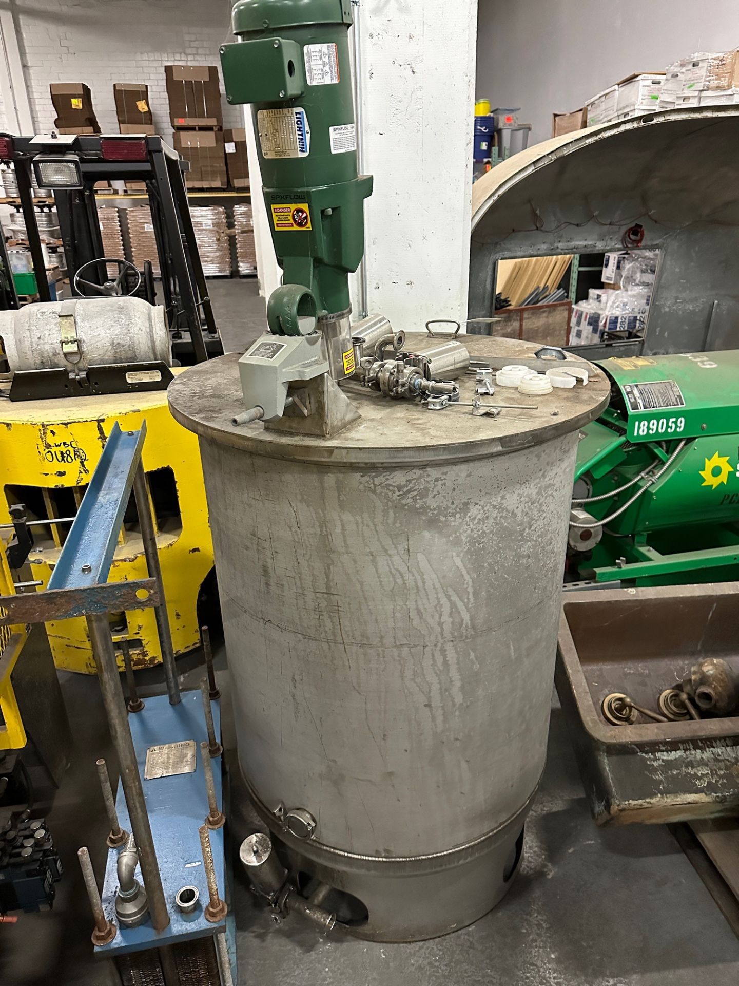 150 Gallon Stainless Steel Mixing Tank with SPX Lightnin Model X5P25 Mixer | Rig Fee $250 - Image 5 of 6