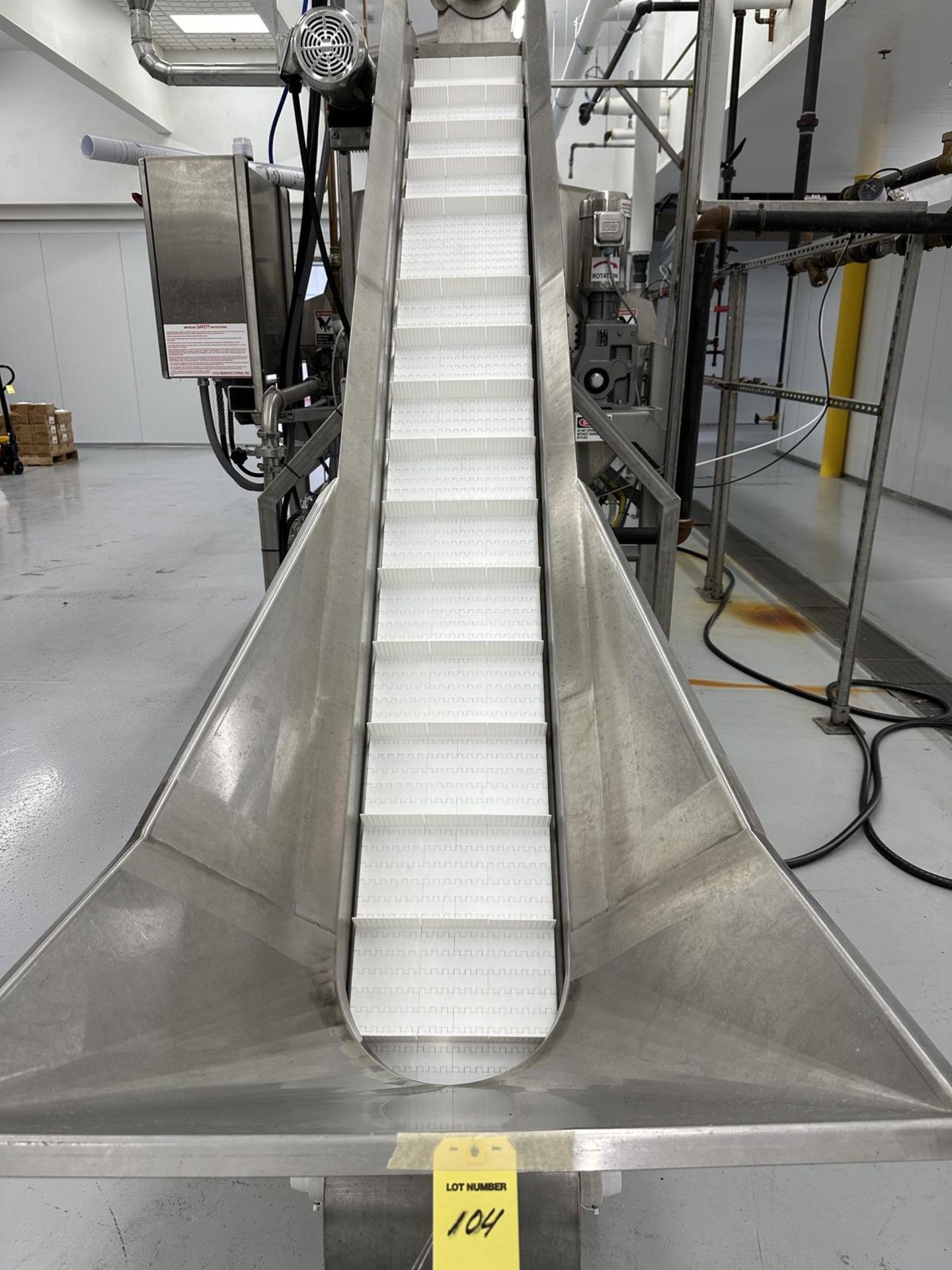 2022 Stainless Steel Incline Conveyor, Approx. 8' H x 12" Cleated Poly Conveyor | Rig Fee $350 - Image 3 of 4