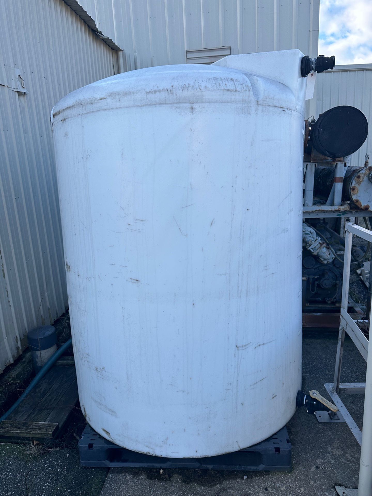 Chem-Tainer 1000 Gallon PVC Tank (Approx. 6' Diameter and 7'6" O.H.) | Rig Fee $250