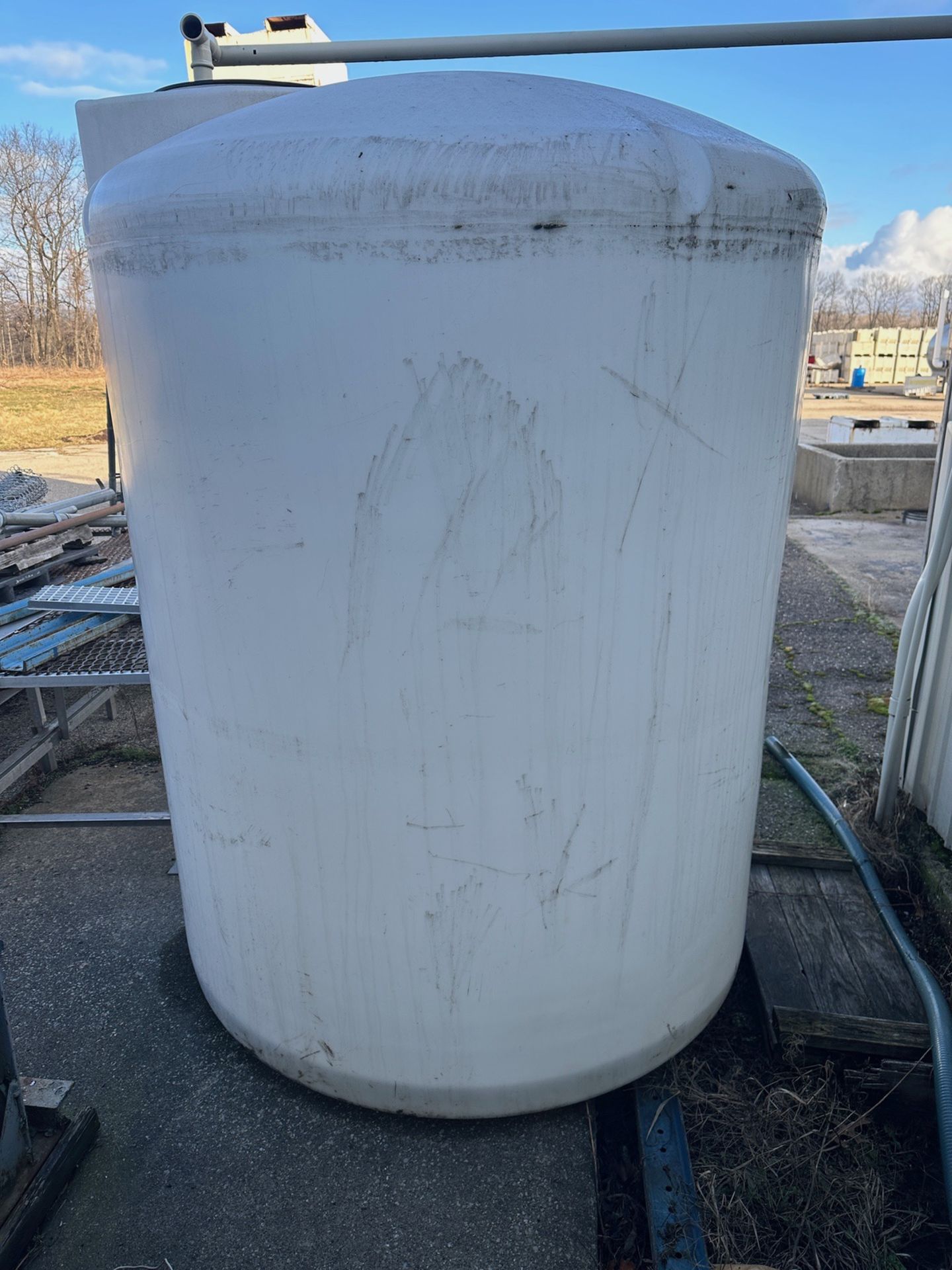 Chem-Tainer 1000 Gallon PVC Tank (Approx. 6' Diameter and 7'6" O.H.) | Rig Fee $250 - Image 2 of 3