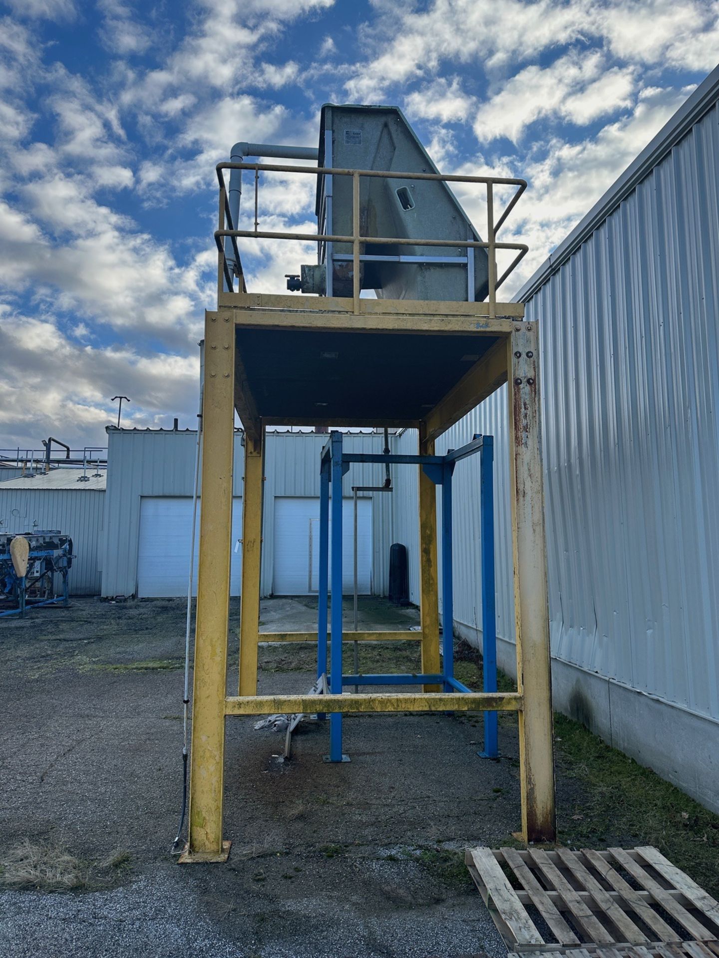 Bauer Hydrasieve on Platform (Approx. 12'6" x 8' and 12' From Ground) | Rig Fee $500 - Image 2 of 4