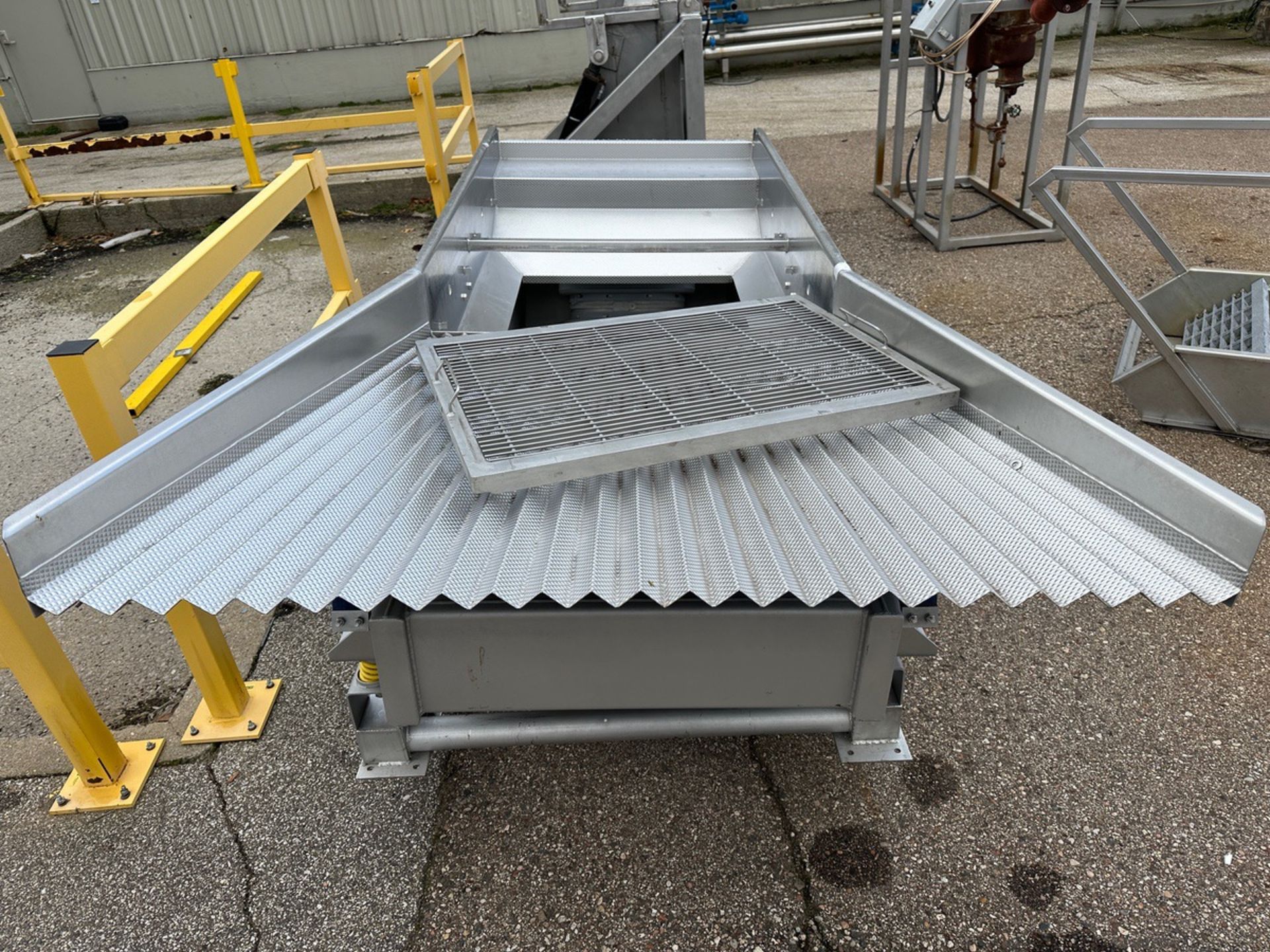 Key Iso-Flo Model 434795-1 Vibratory Conveyor with Fanned Exit (Approx. | Rig Fee $300 - Image 2 of 5