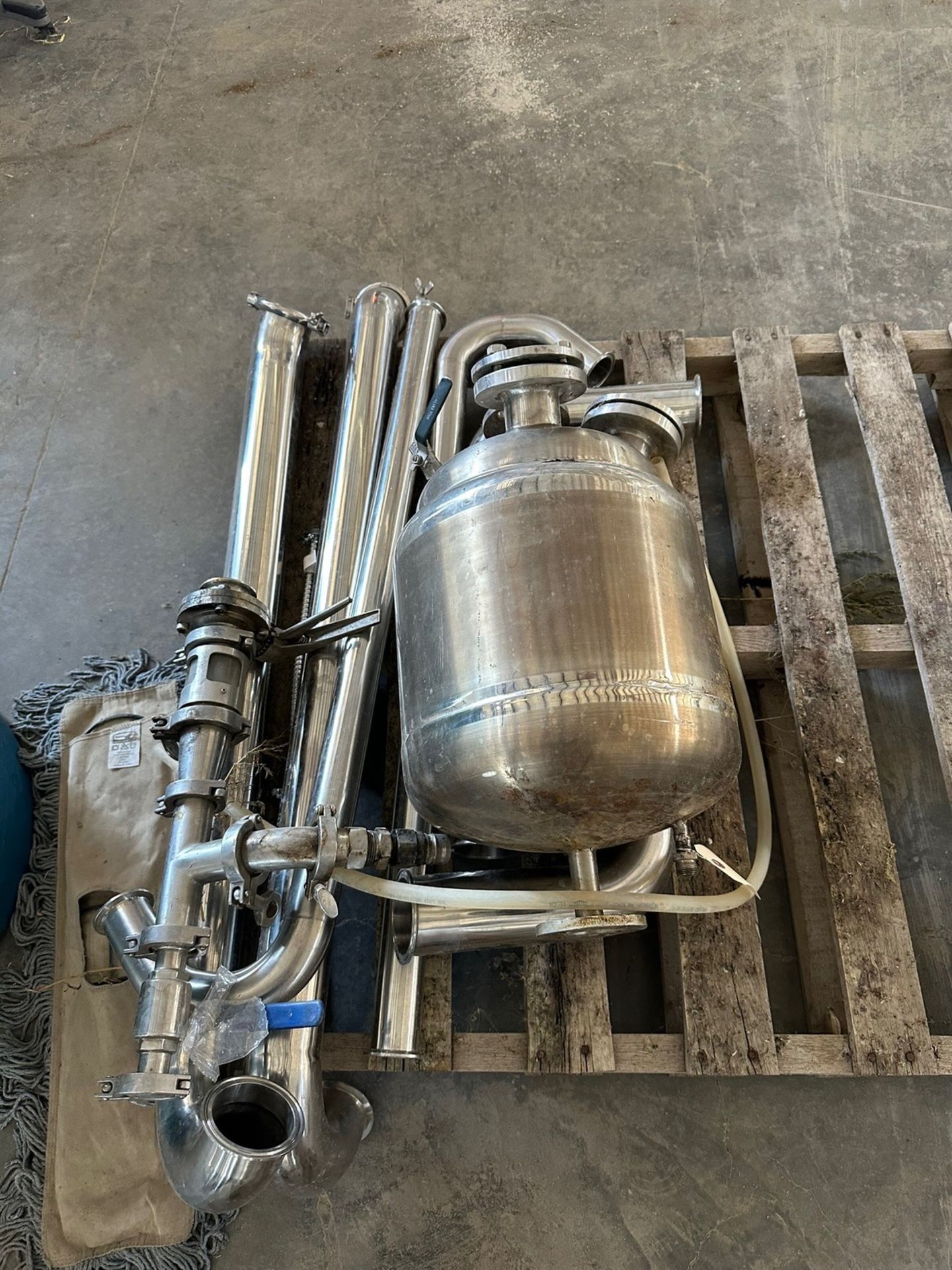 Pressure Vessel With Piping | Rig Fee $35 - Image 3 of 3