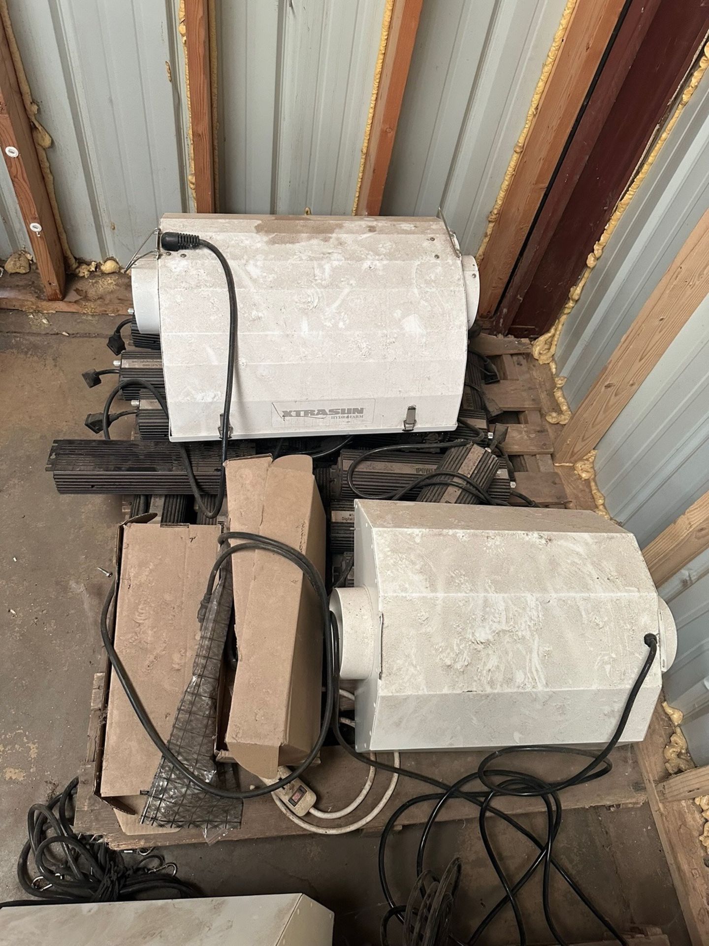 Pallets of Grow Lights And Power Supply | Rig Fee $35 - Image 5 of 5