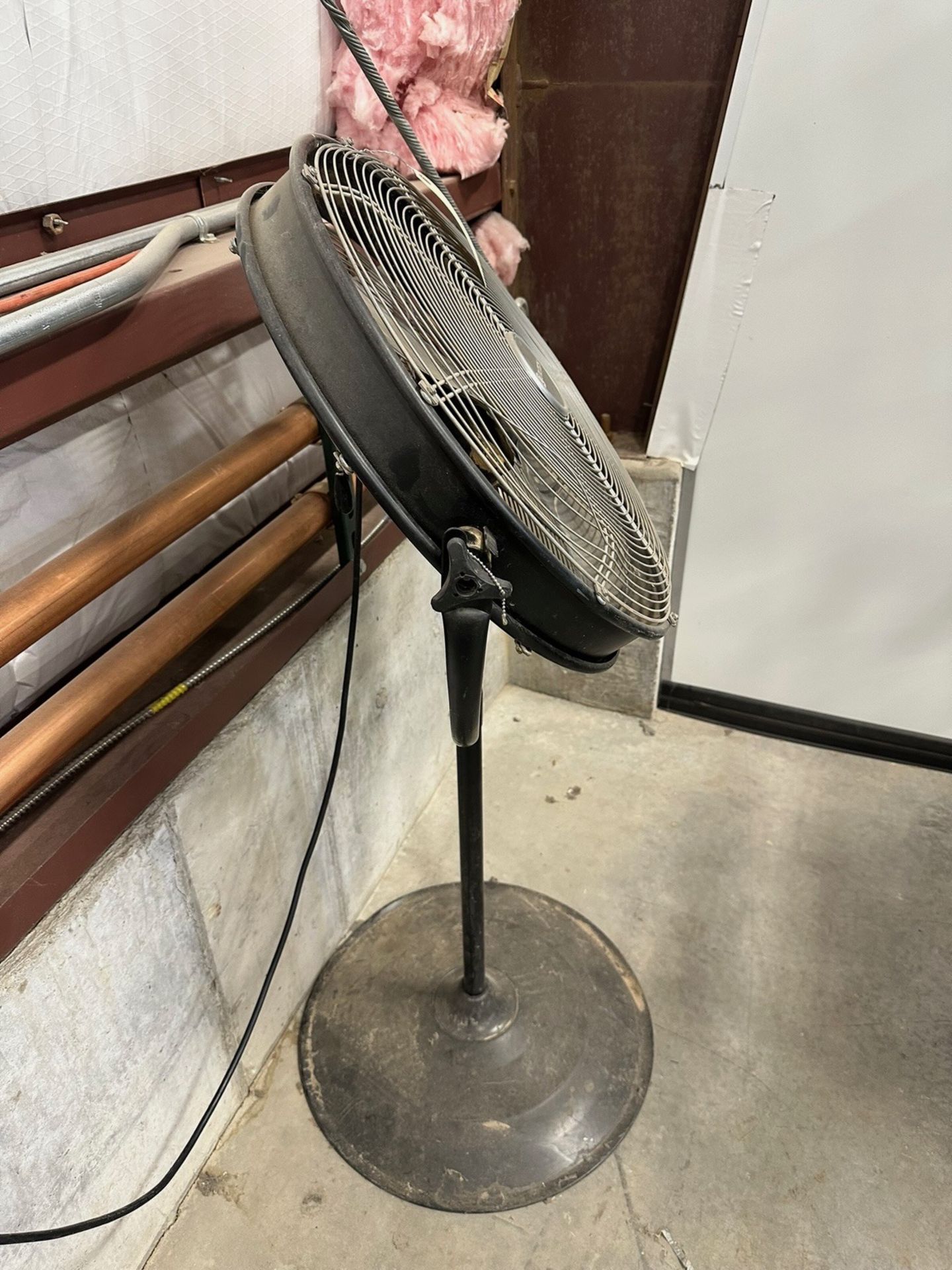 Stand Up Fan | Rig Fee $35 - Image 2 of 2
