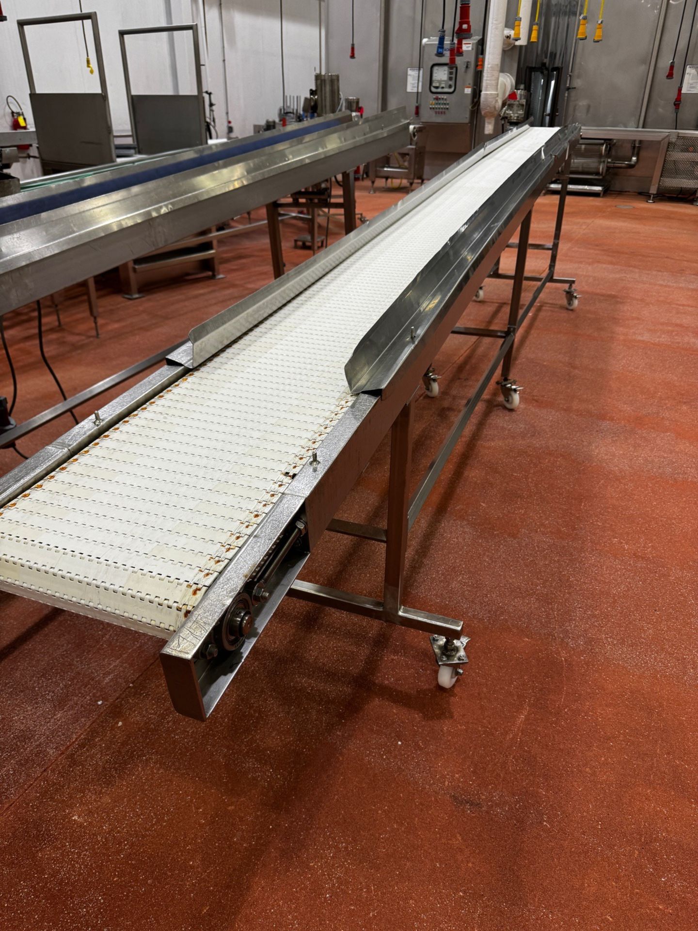 Stainless Steel Frame Incline Conveyor Mounted on Casters,