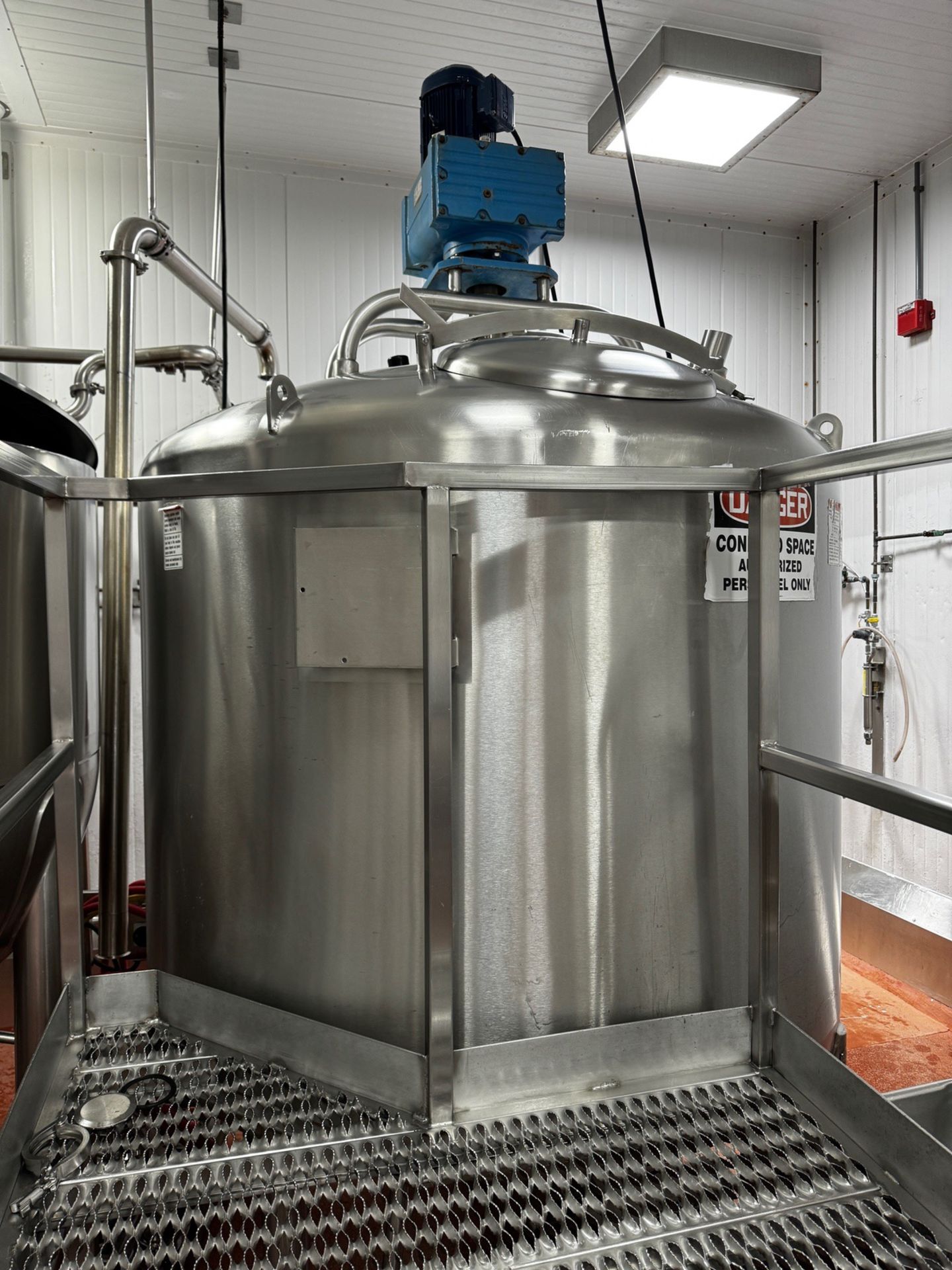 300 Gallon Approx Stainless Steel Single Wall Mix Tank, Bottom and Si - Subj to Bulk | Rig Fee $1200