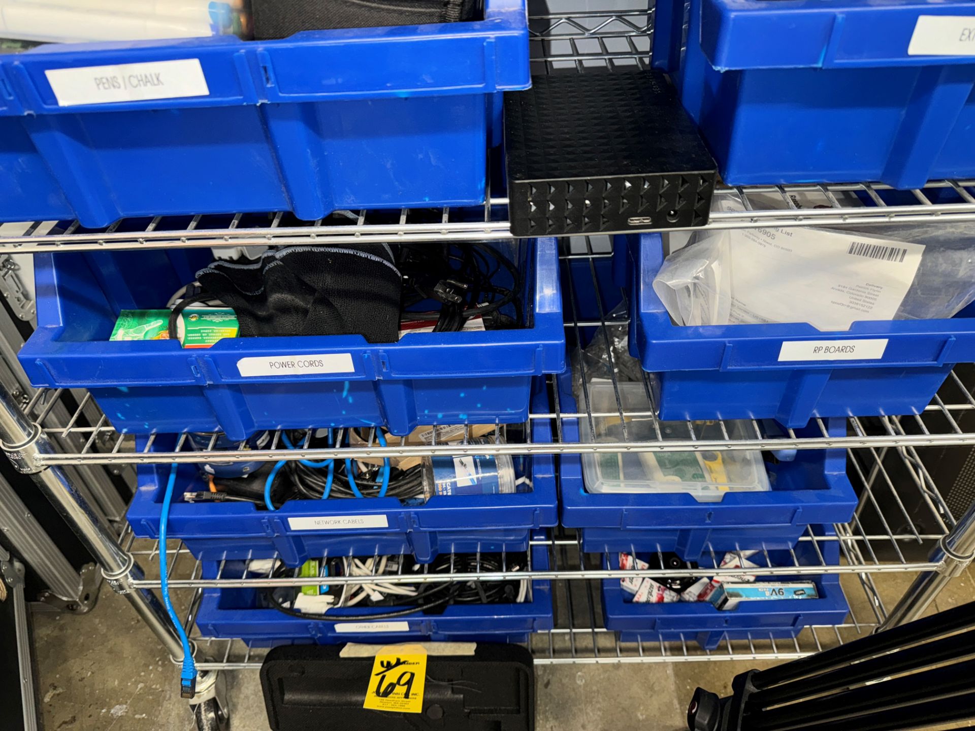 LOT Port. Chrome Wire Rack w/ Bins of Asst. Computer Accessories, Keyboa | Rig Fee $120 - Bild 3 aus 5