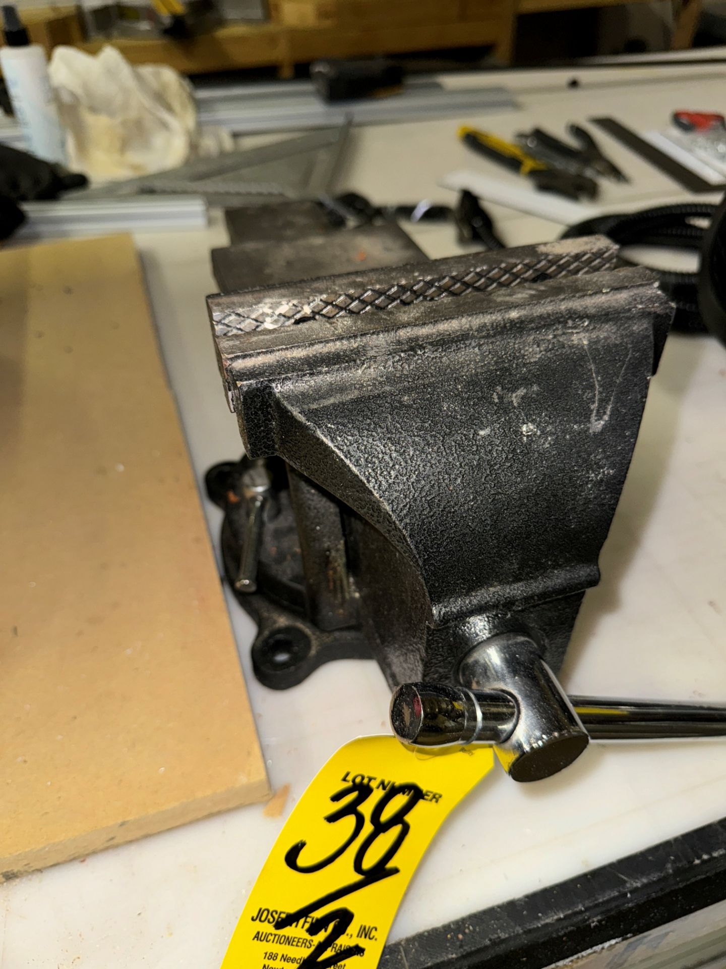 LOT Rockwell RK7321 Blade Runner Bench Top Table Saw, 6" Shop Vise | Rig Fee $35 - Image 4 of 4