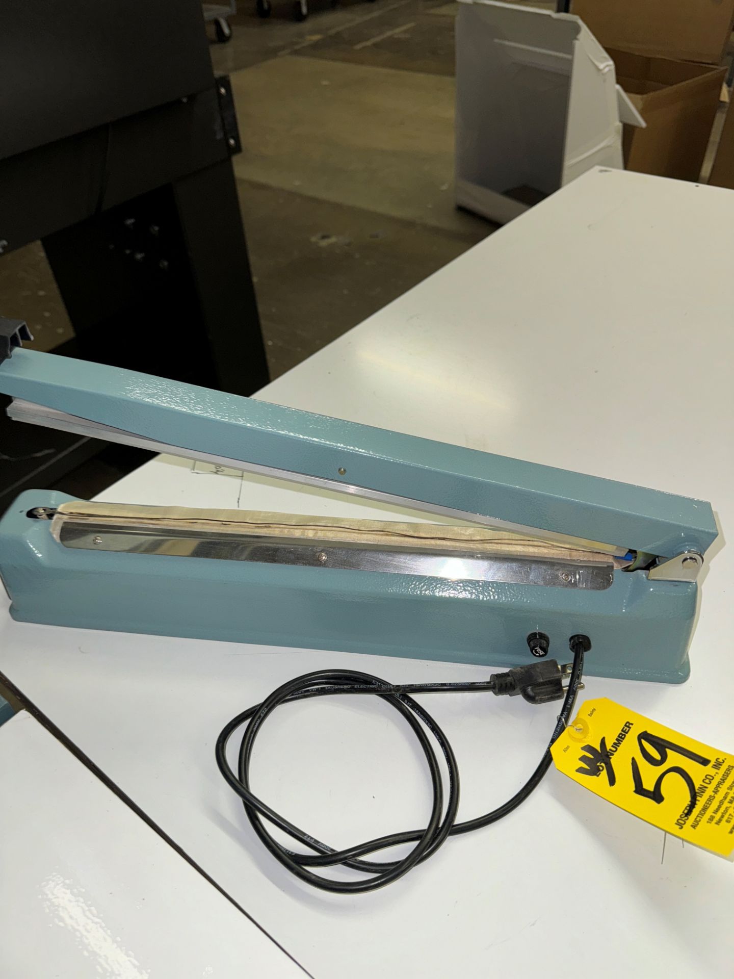 L Type Sealing and Cutting Machine, w/ 16" Heat Sealer, and SF Sealing M | Rig Fee $130 - Image 6 of 8