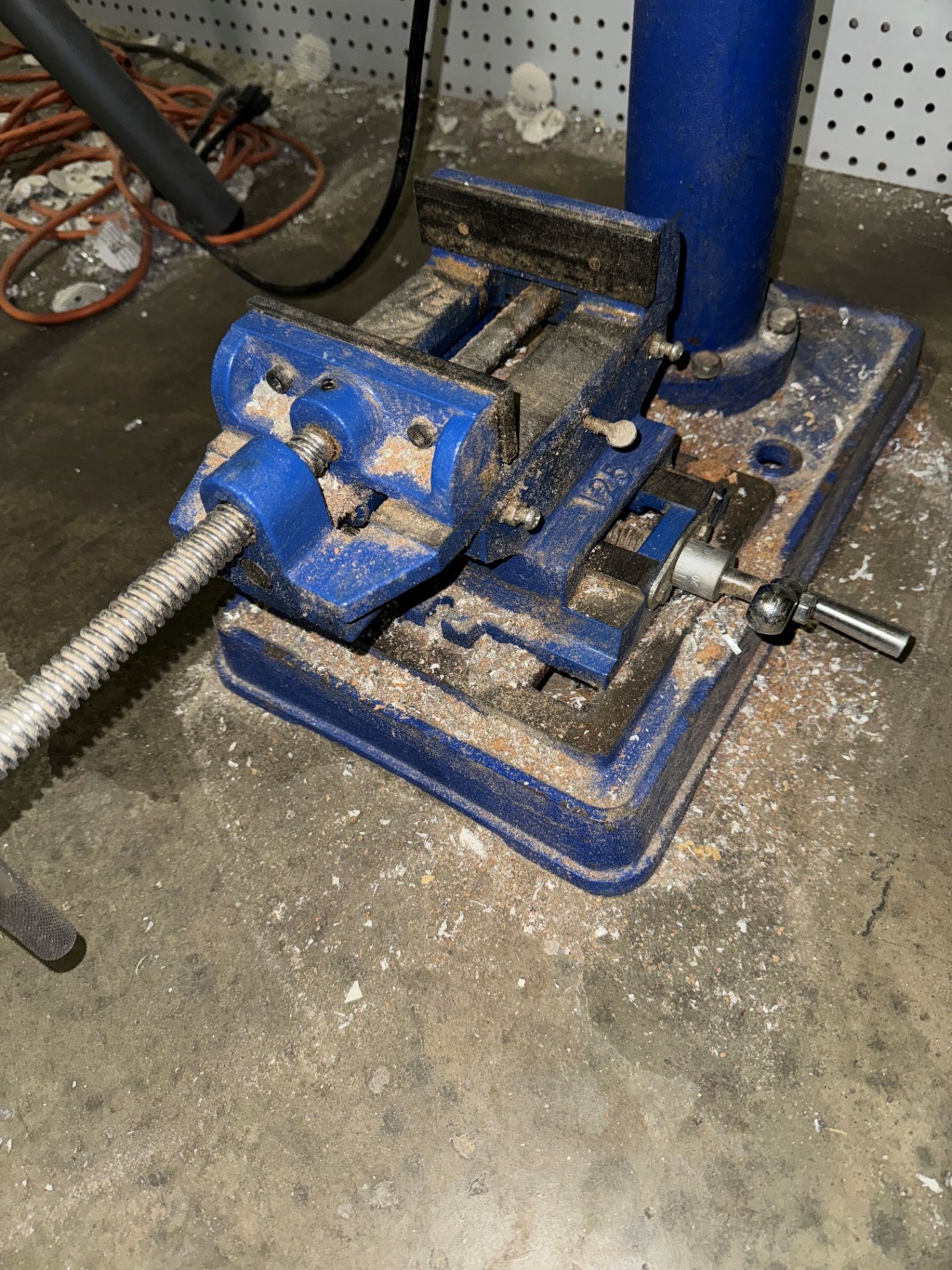 Cummins #3113, 16 Speed Floor Drill, S/N ZJ4116H, 6" Throat w/ 5" Vise | Rig Fee $75 - Image 4 of 5