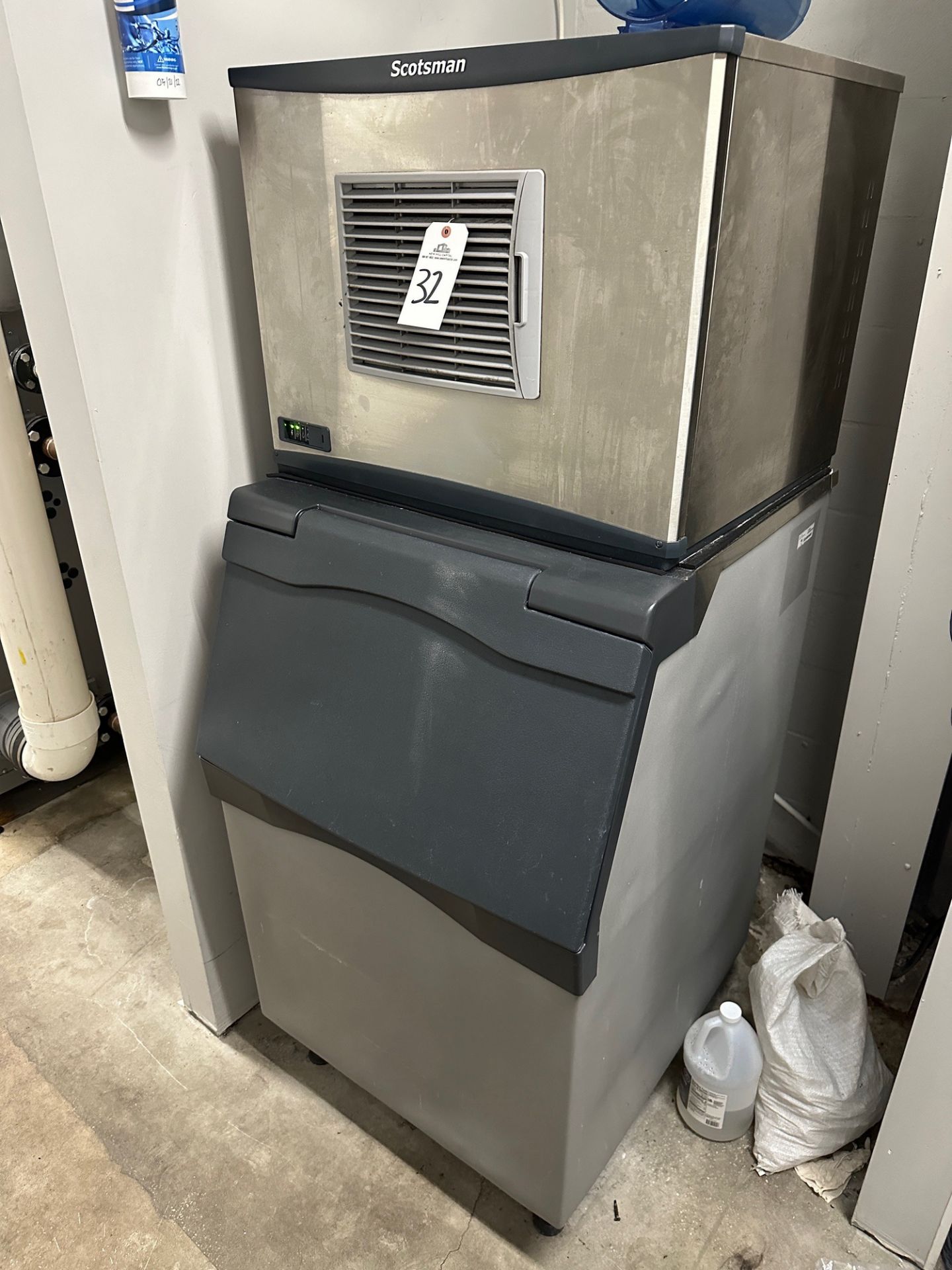 Scotsman Ice Maker and Bin - Model B530P