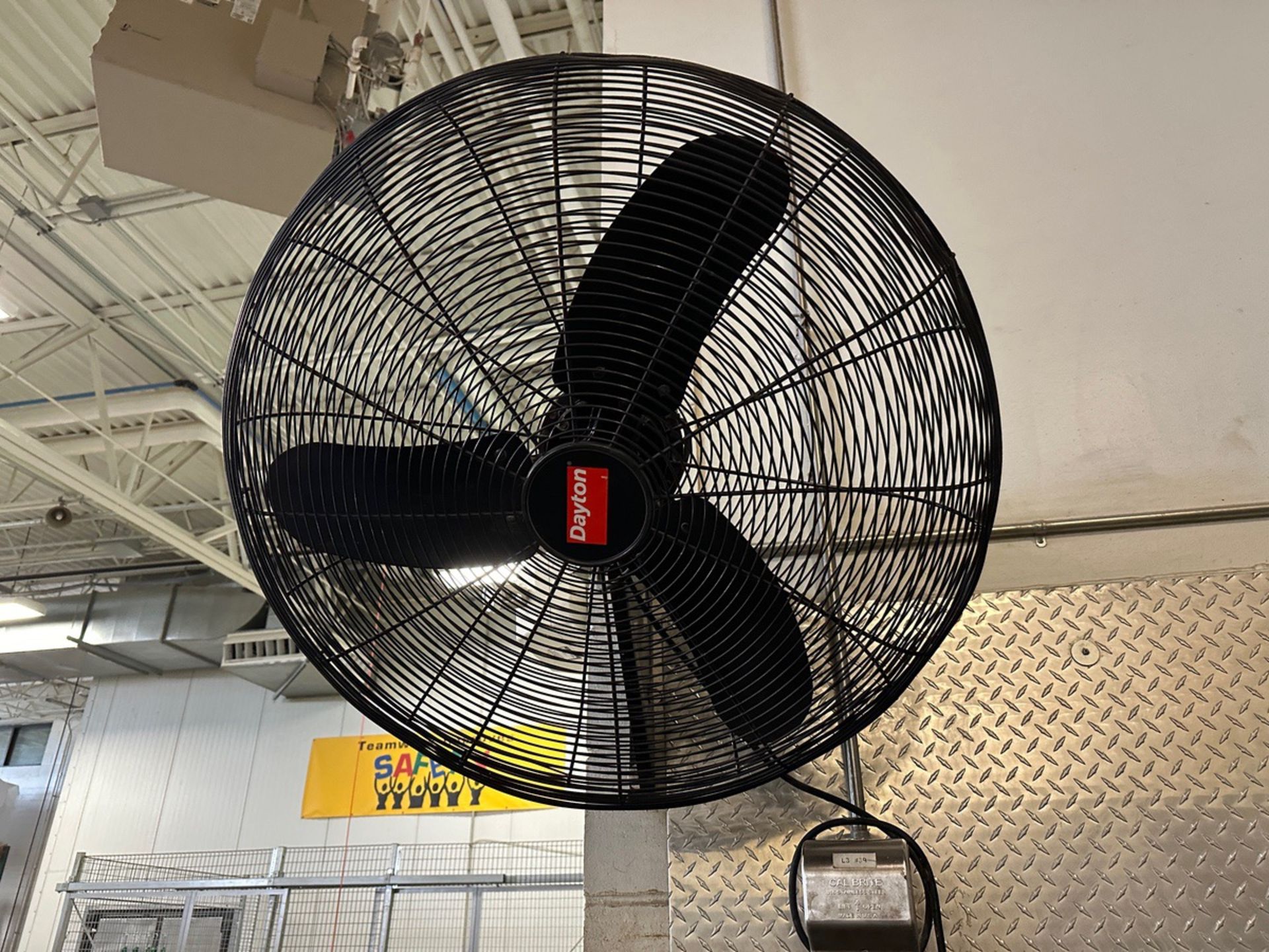 Lot of (3) 30" Dayton Wall Mounted Fans - Model NSC-243 | Rig Fee $150 - Image 3 of 4