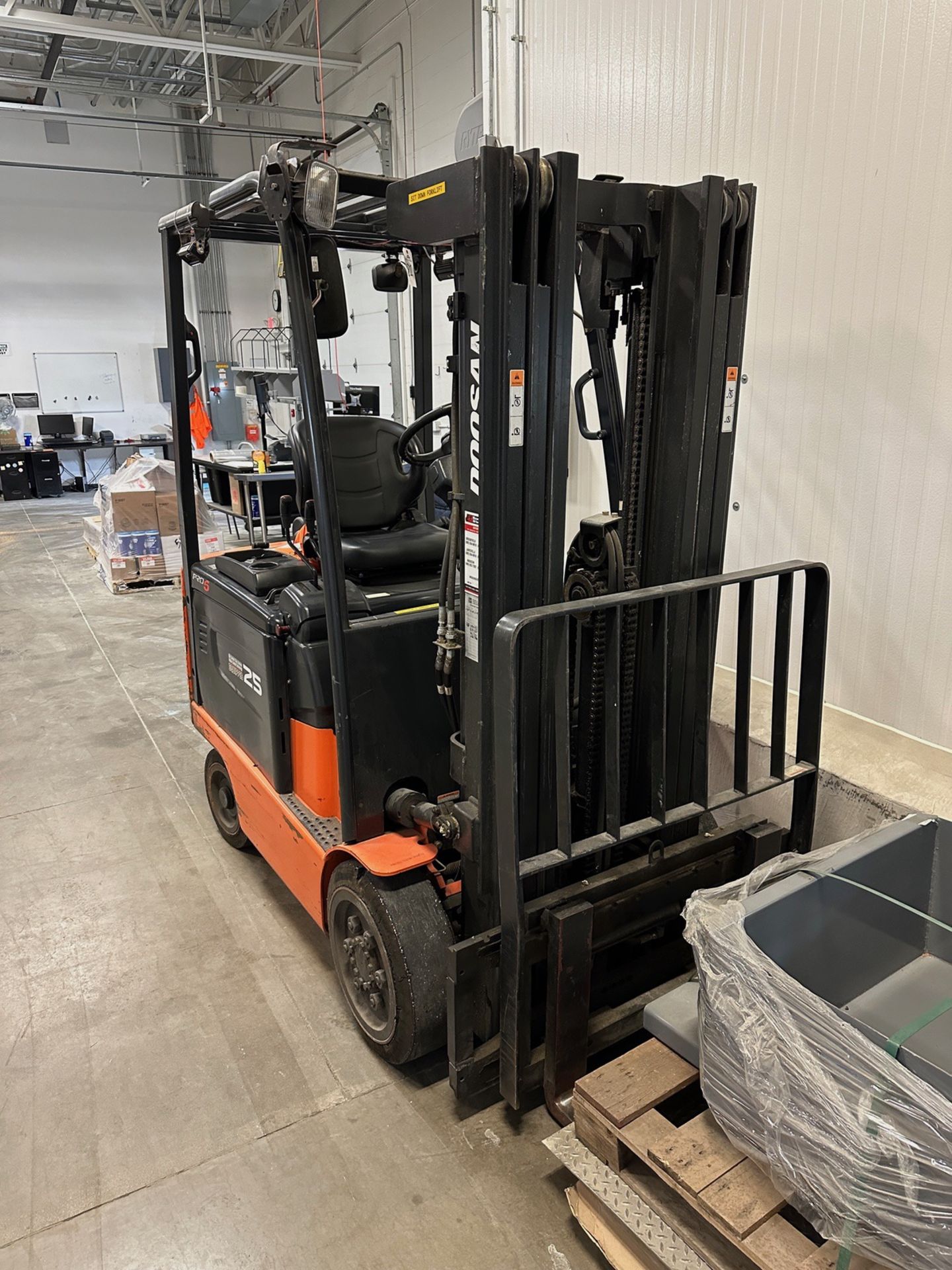 Doosan 36V Electric Sit Down Lift Truck - Model BC25S-5, S/N FBAOH-1350-00822 - Image 2 of 4