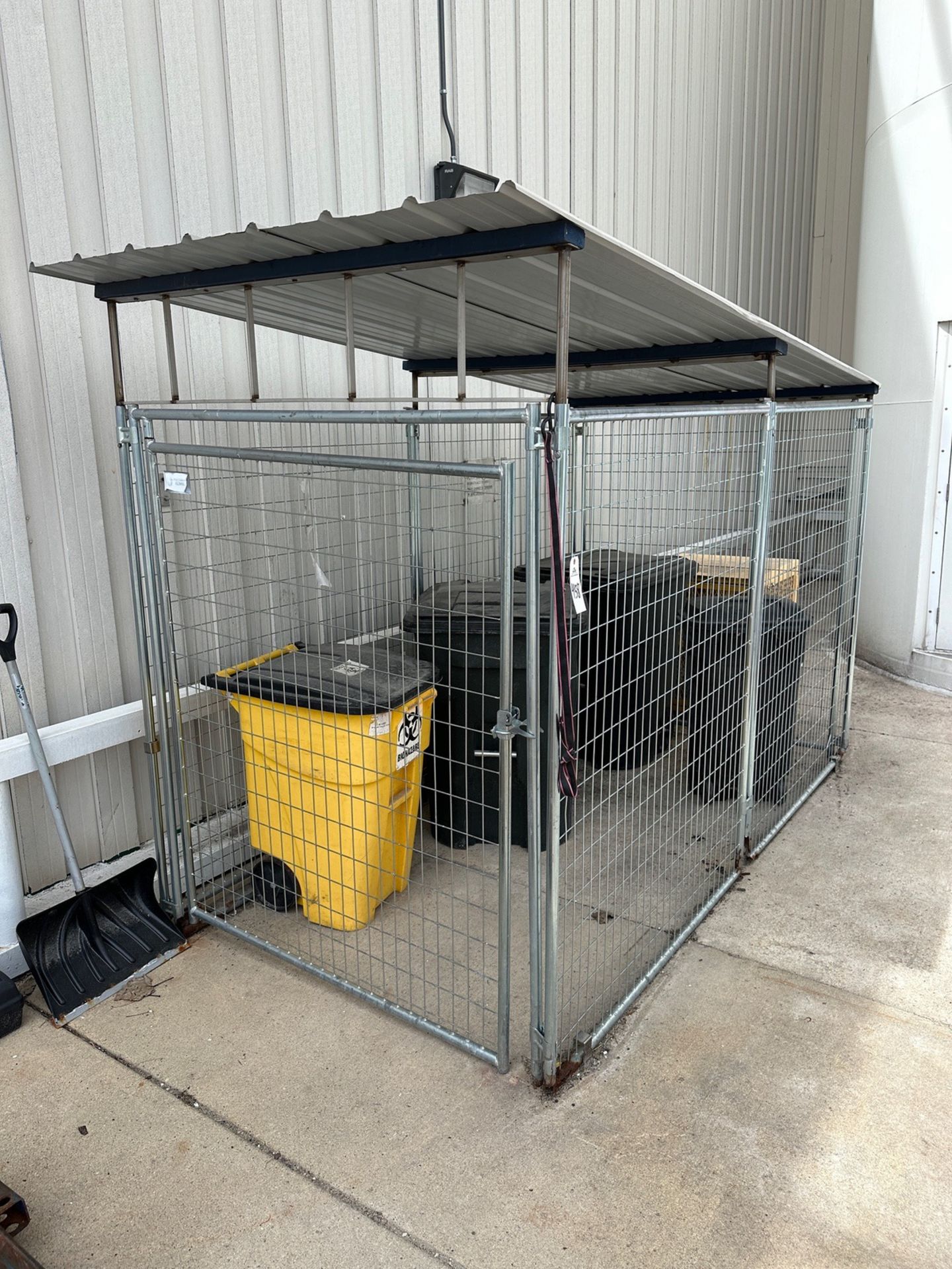 Kennel with Roof (Approx. 116" x 64")