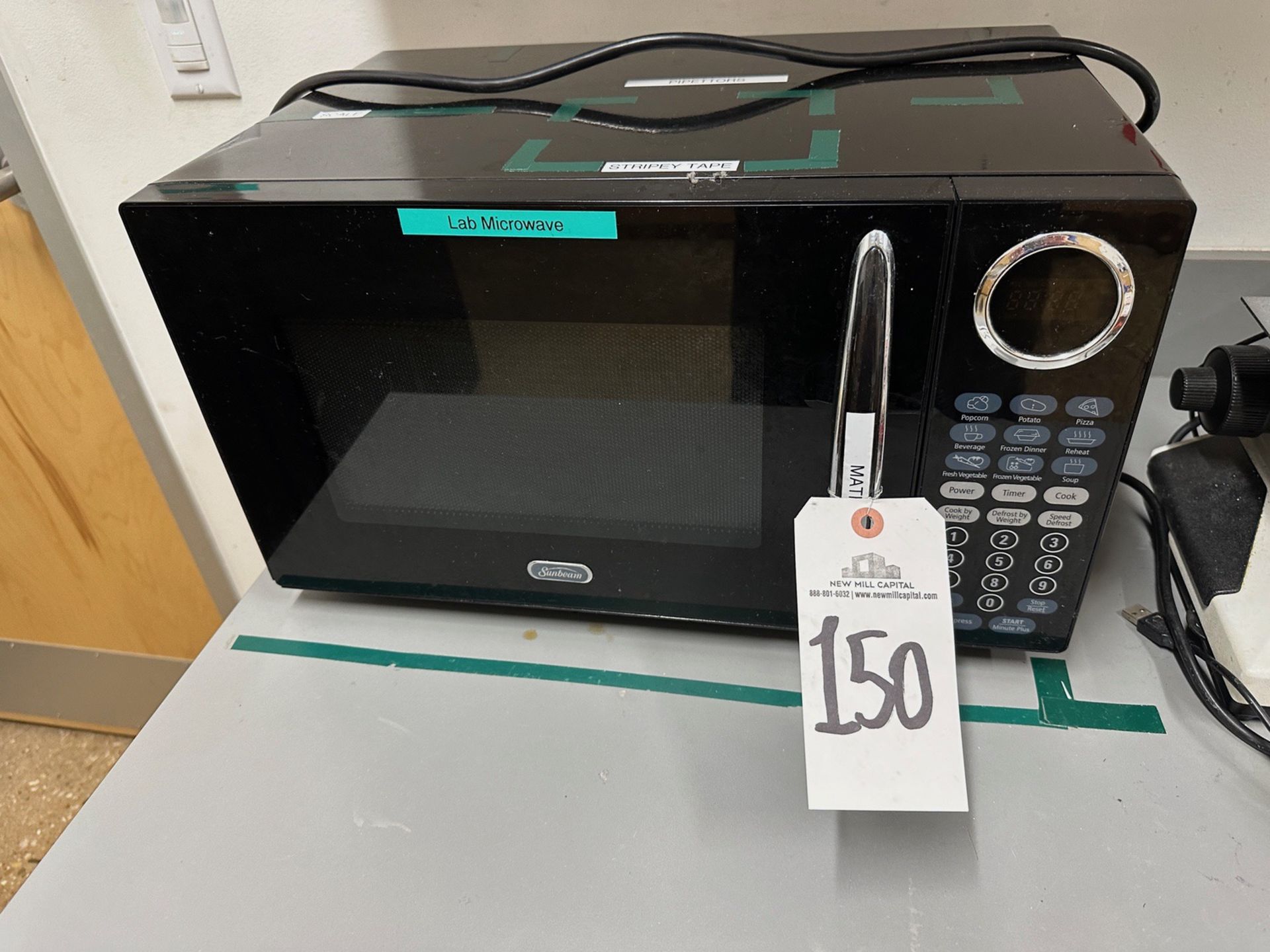 Sunbeam 900 Watt Microwave | Rig Fee $25