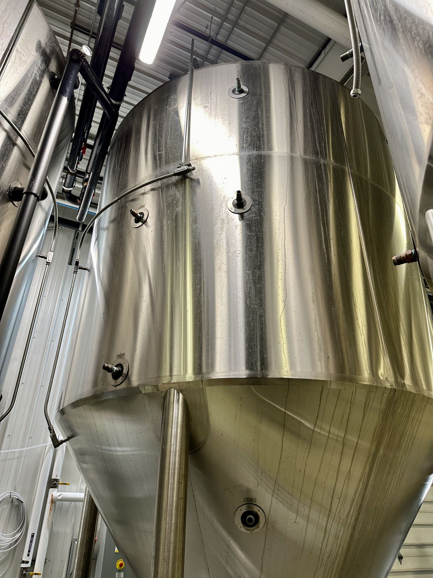 (1 of 3) 2015 NSI 150 BBL FV or 5,500 Max Capacity Gal Jacketed Fermentation Tank, Glycol Jacketed - Image 4 of 9