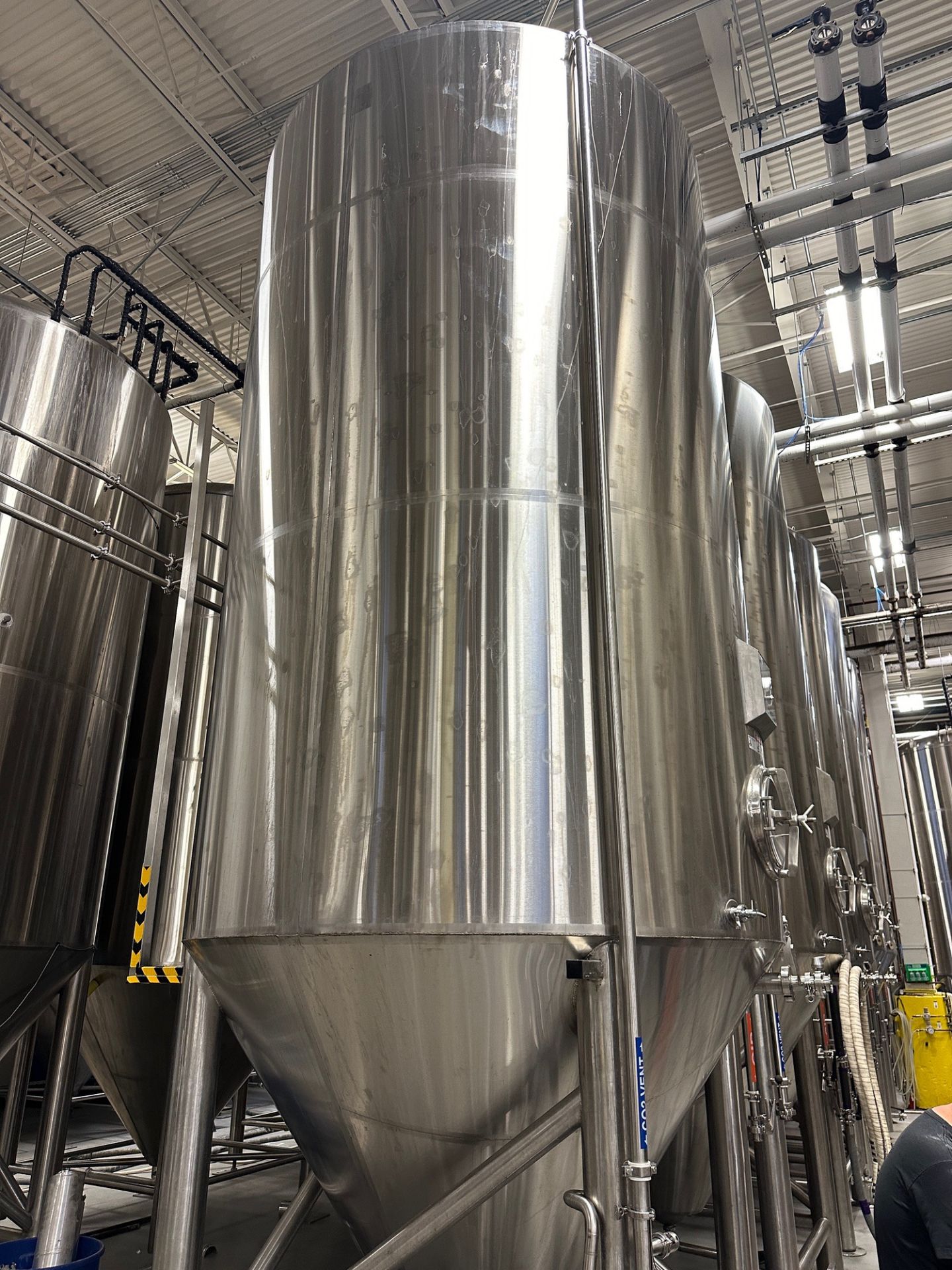 (1 of 8) 2020 Marks 132 BBL FV / 175 BBL or 5,400 Gal Max Capacity Jacketed Stainless Steel Ferm - Bild 3 aus 5