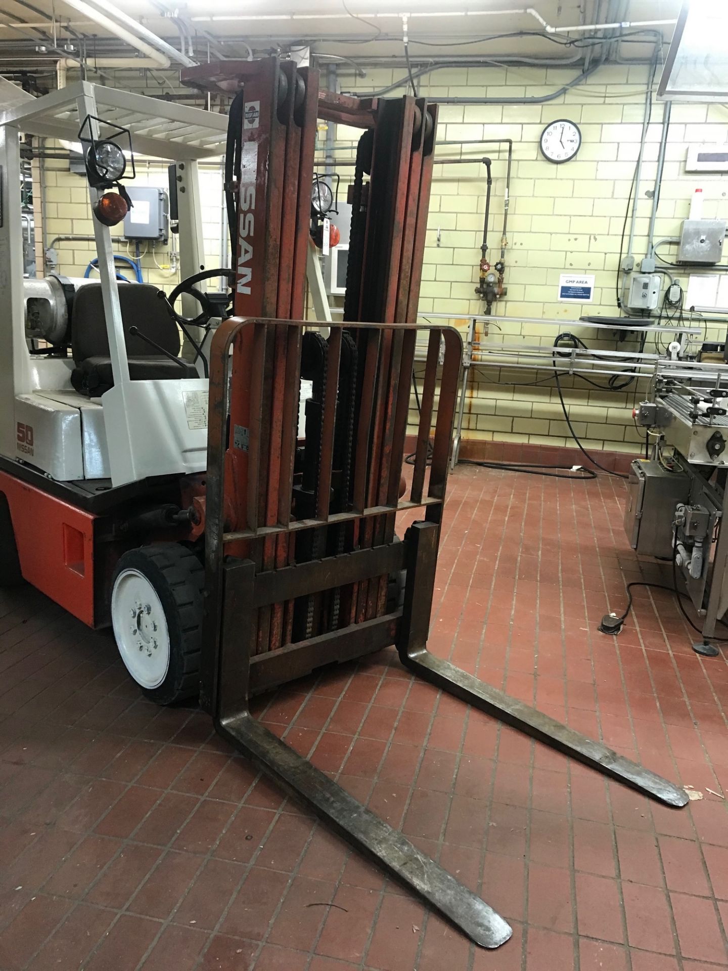 Nissan 5000lb Capacity Fork Lift, Model # CPH02A25V, Non Marking Tires, Side Shift, 3 Stage Mast, - Image 6 of 7