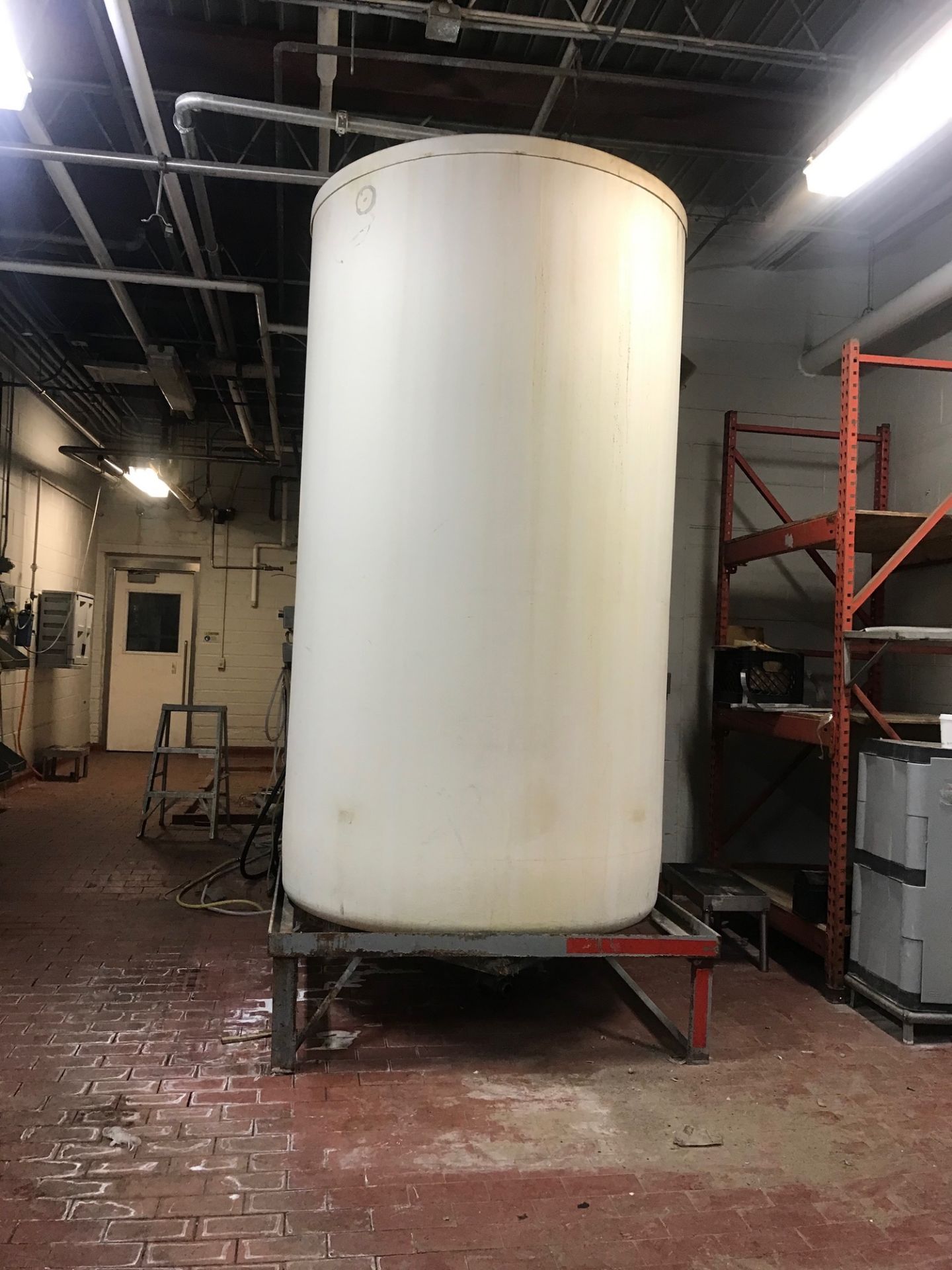 1300 Gallon Fiberglass Tank with Metal Frame