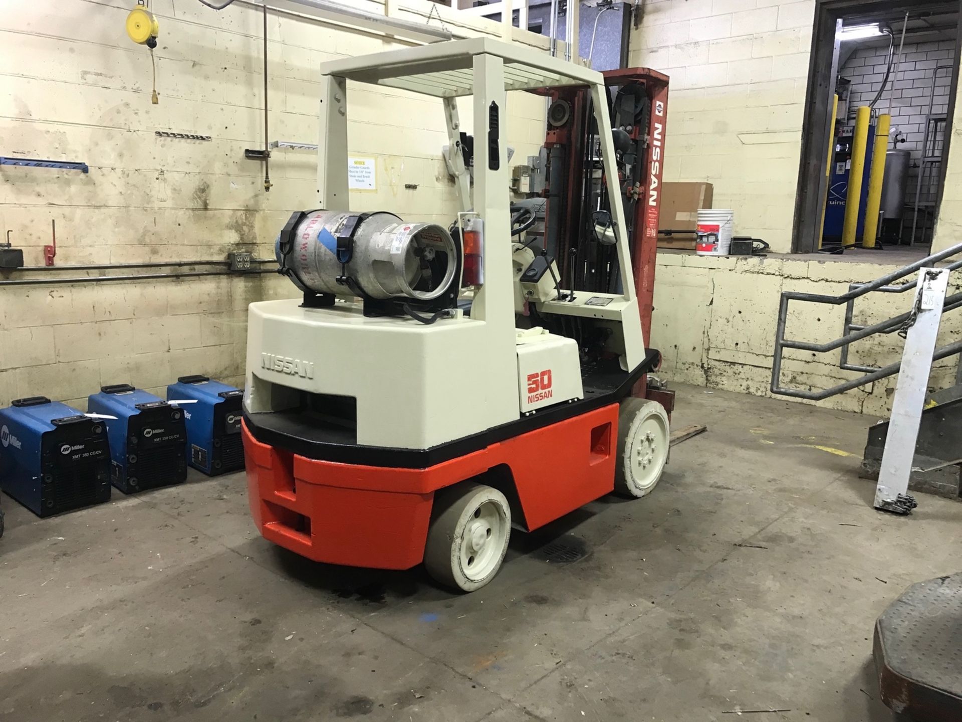Nissan 5000lb Capacity Fork Lift, Model # CPH02A25V, Non Marking Tires, Side Shift, 3 Stage Mast, - Image 3 of 6