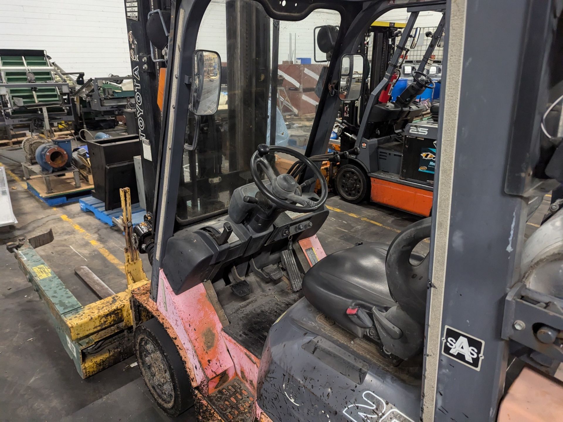 Toyota Propane Forklift, Model 7Fgcu25, Side Shift and Bin Rotator, 3,400Lb/1,400Kg | Rig Fee $145 - Image 8 of 9