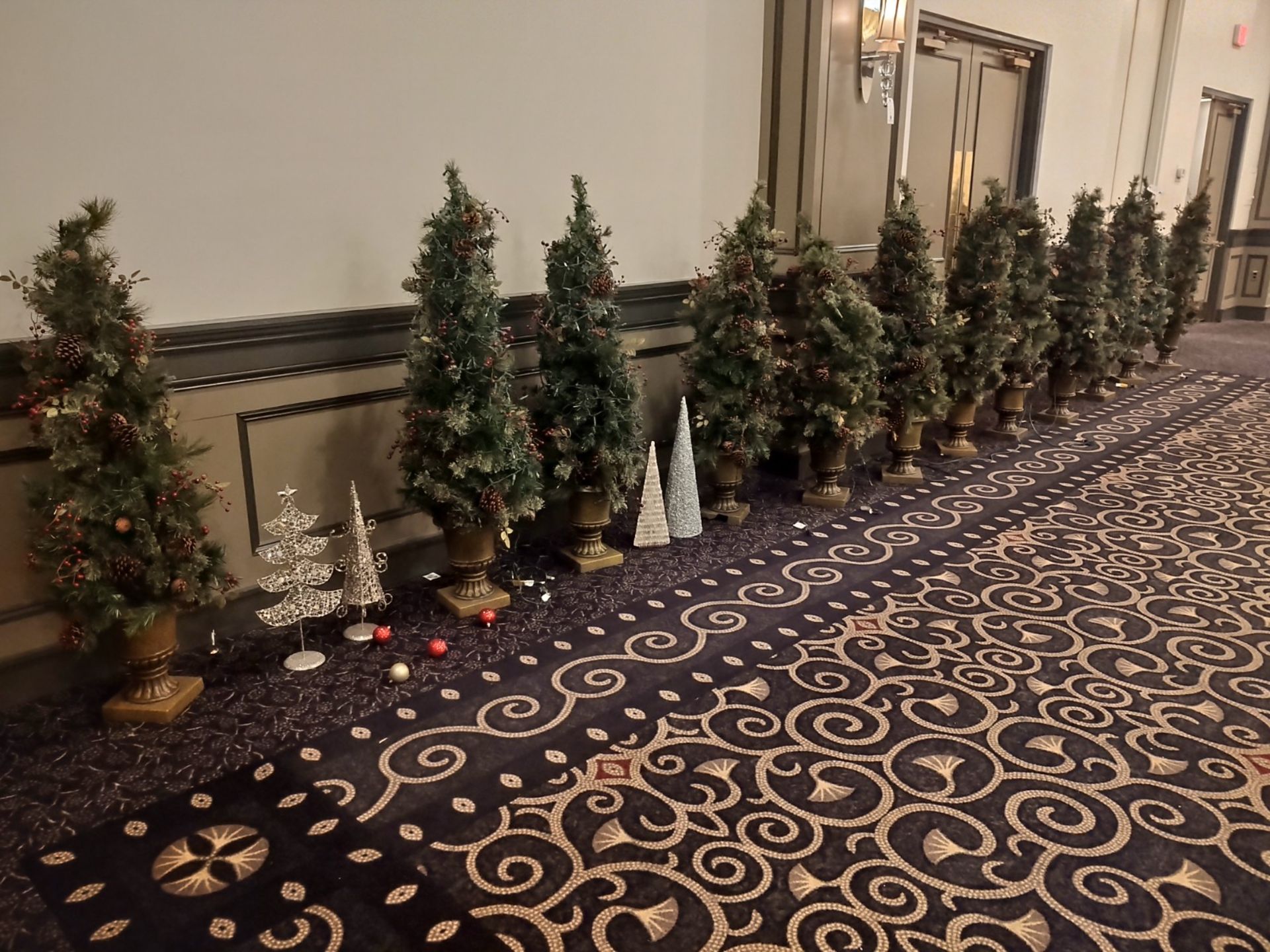 {LOT} (12) Potted Decorative Holiday Trees