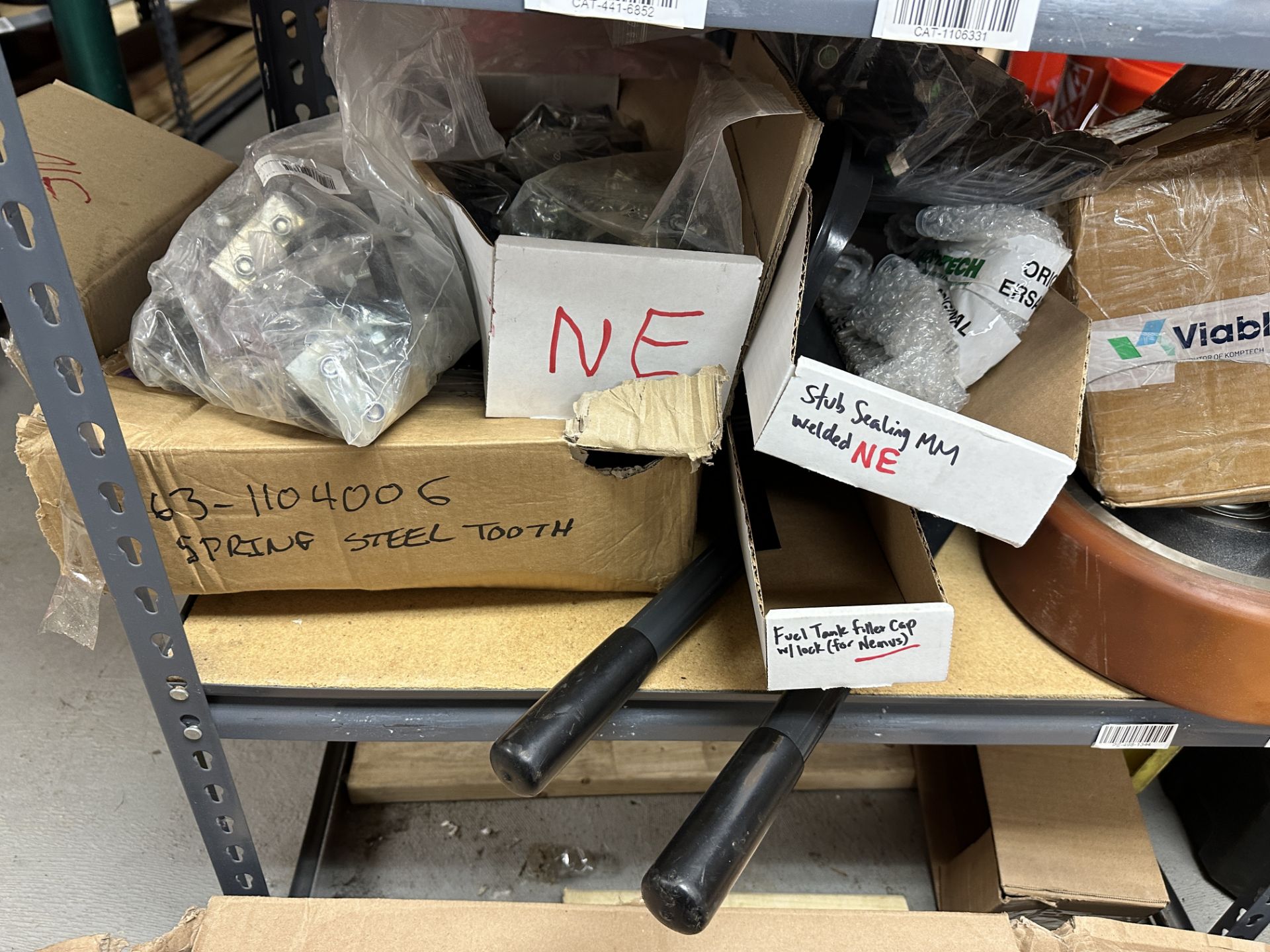 {LOT} Komptech Nemus Specific Parts (ALL NEW) c/o: Rollers, Steel Teeth, Screen Changing Tools, - Image 16 of 18