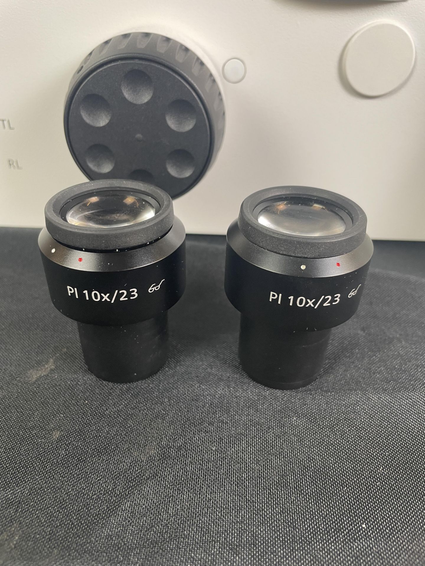 Zeiss Axio Observer 3 Inverted Microscope w/(4) Optics & (2) Zeiss Eyepieces #PI 10x/23 S/N: 386000 - Image 3 of 8