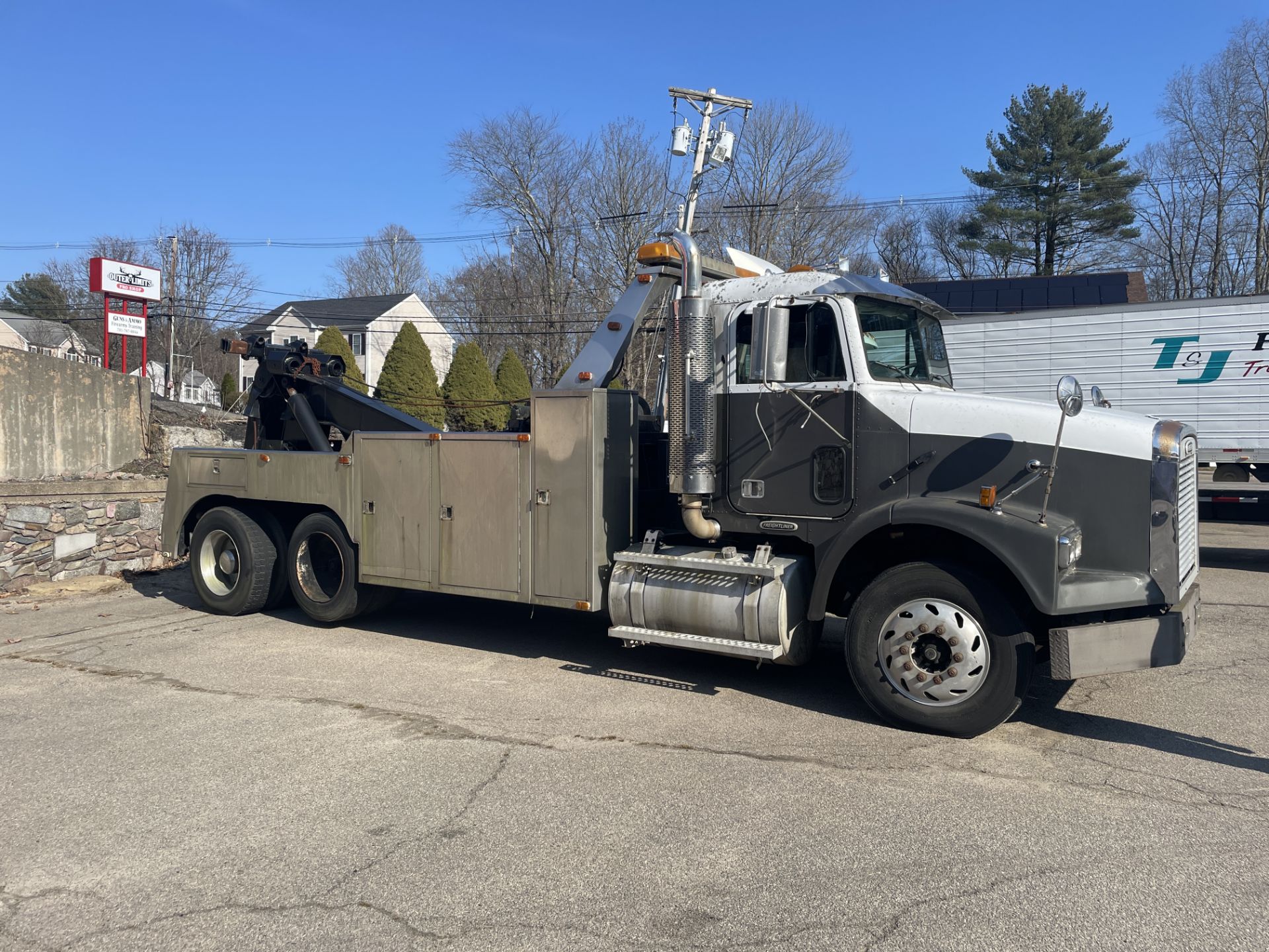 2000 Freightliner FLD120 35 Ton Hydraulic Wrecker Truck, C10 Cat Diesel Lift Axle, Stainless Steel B - Image 4 of 25