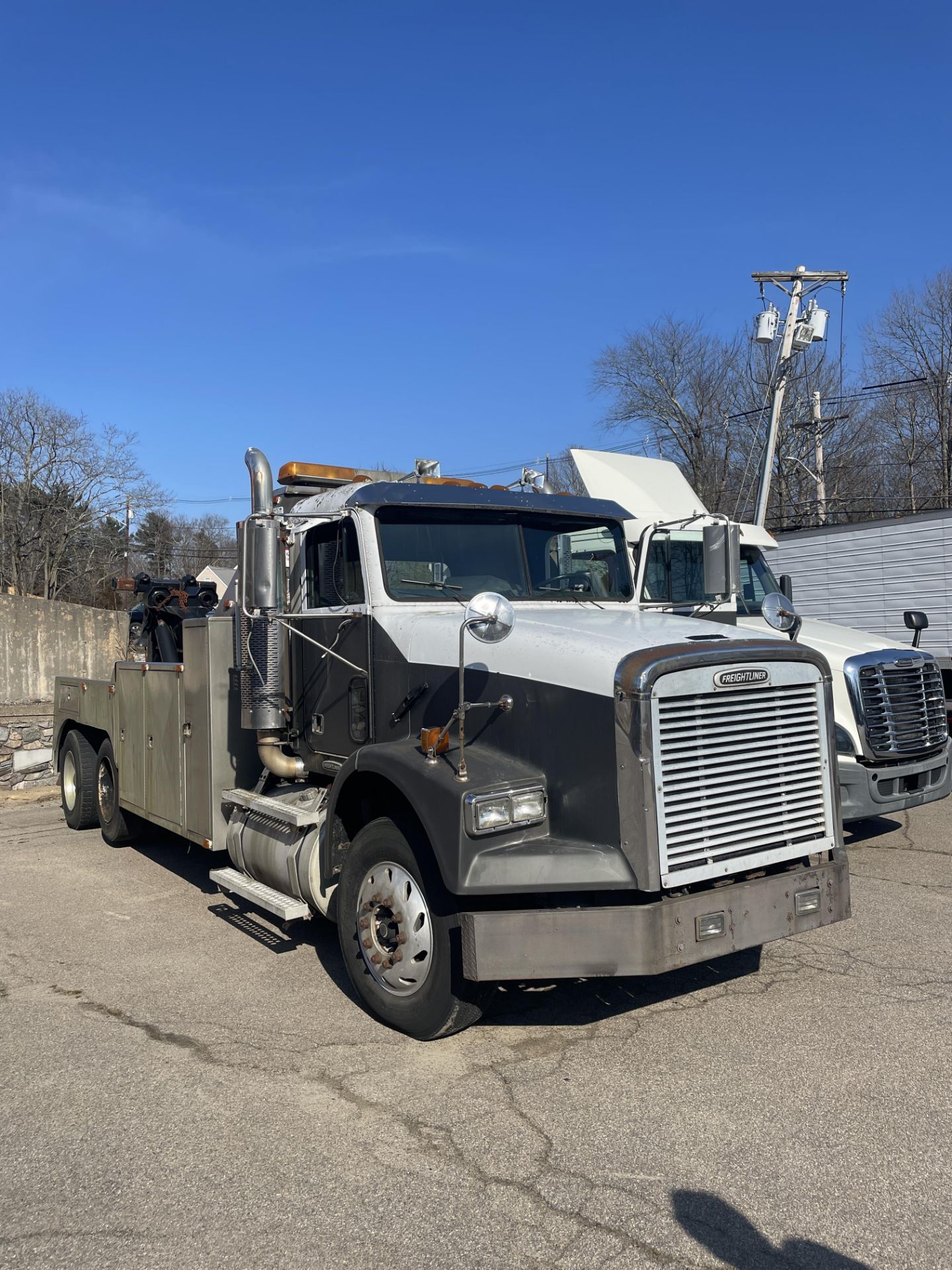 2000 Freightliner FLD120 35 Ton Hydraulic Wrecker Truck, C10 Cat Diesel Lift Axle, Stainless Steel B