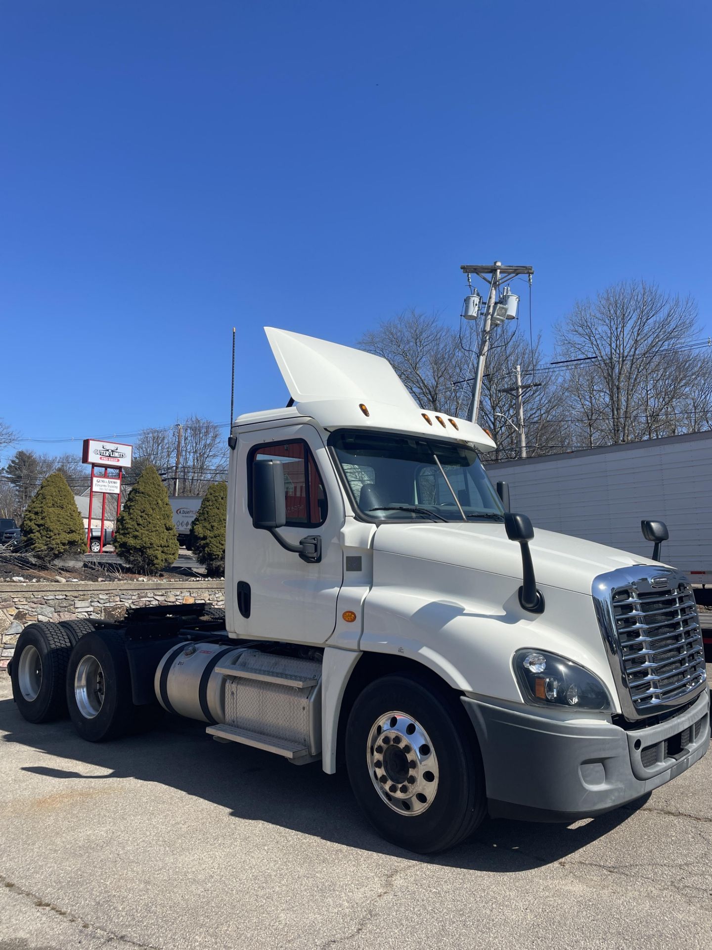 2016 Freightliner Cascadia 10 Wheel, Tandem Axle Day Cab Tractor,Detroit DD13 - 500 HP Motor, Auto T - Image 2 of 18