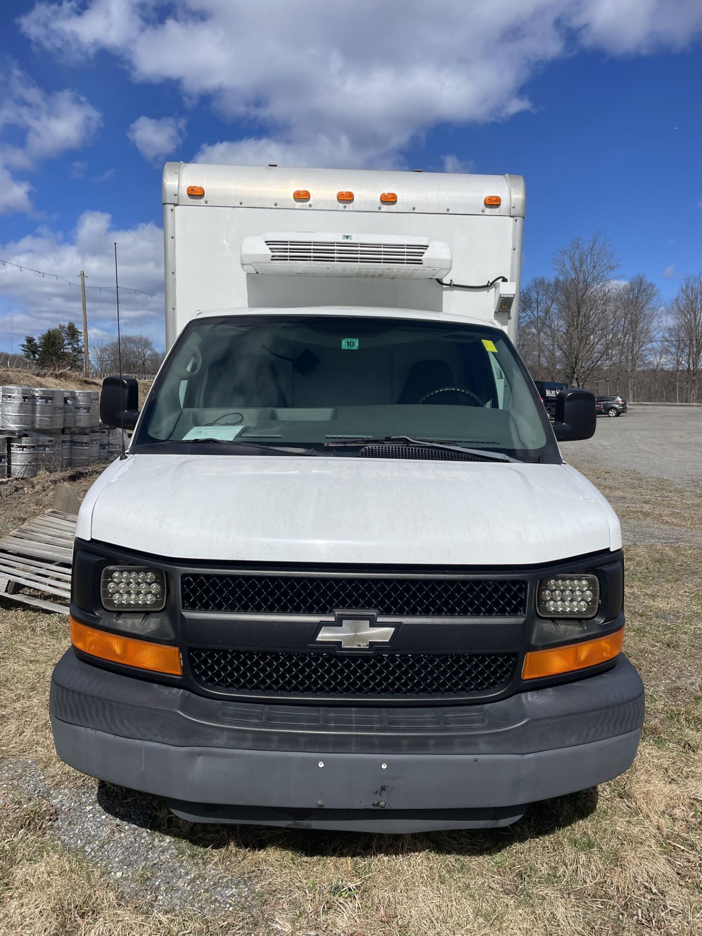 2005 Chevrolet Box Truck w/ 10' Refrigerated Box, Odom: 19,653, 1300Lb Capacity Lift Gate, Gas, Aut - Image 4 of 15