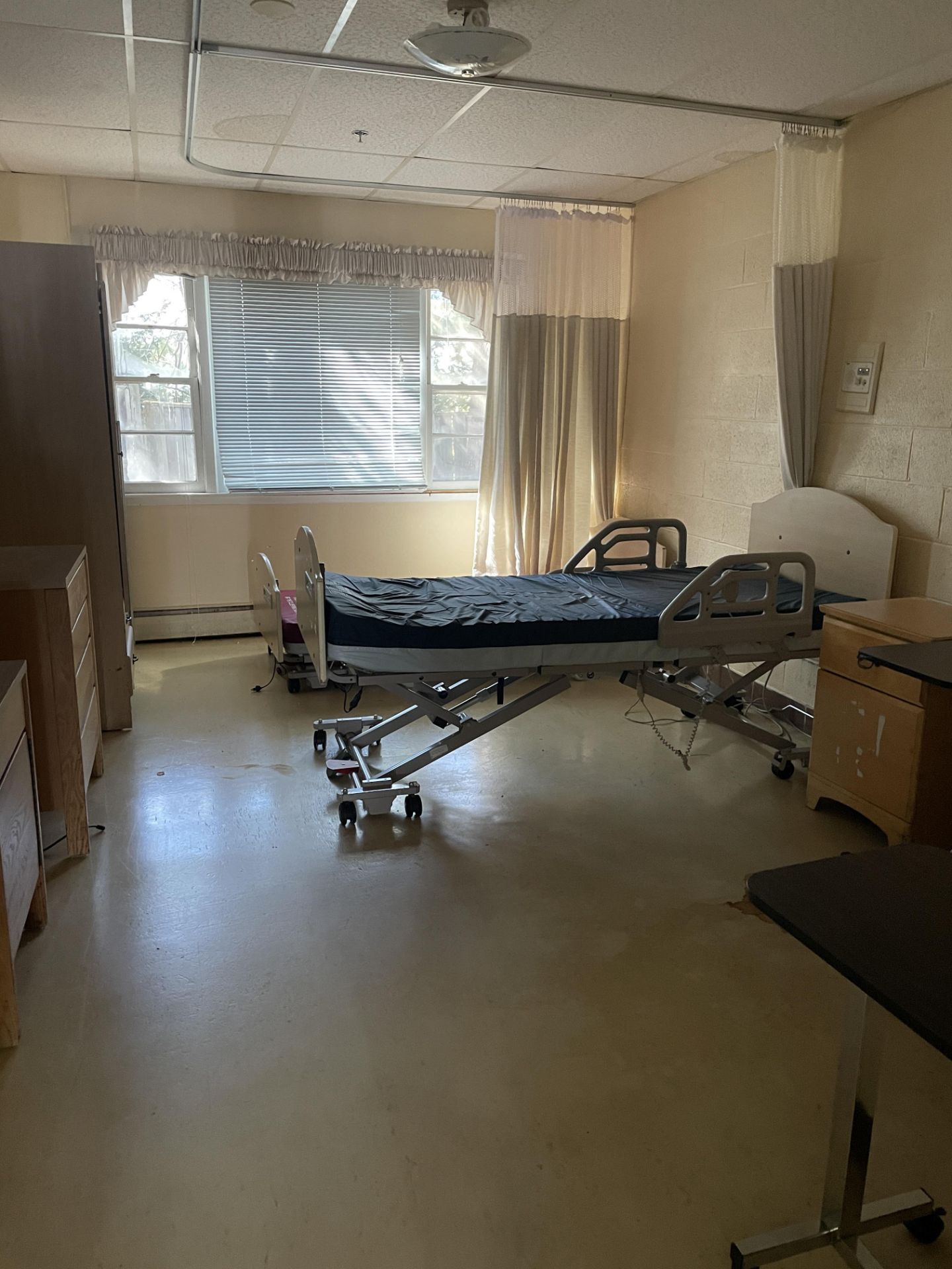 {LOT} In Wing in Standard Rehabilitation Room ( Rooms - 43 to 72) c/o: (25) Zenith 807 Series - Image 14 of 21