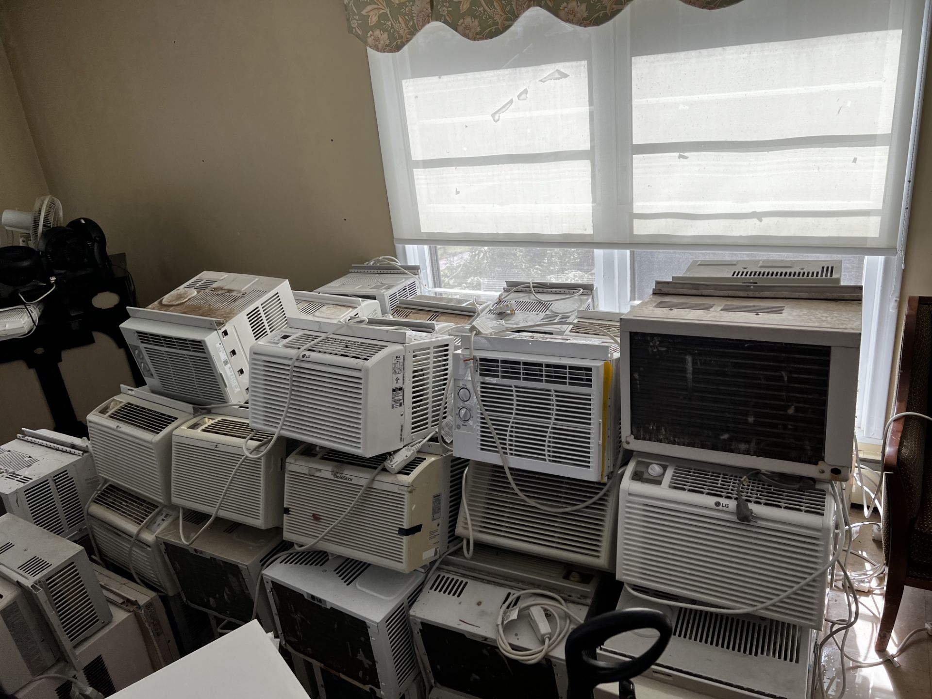 {LOT}(50) LG & Asst. Window Air Conditioning Units