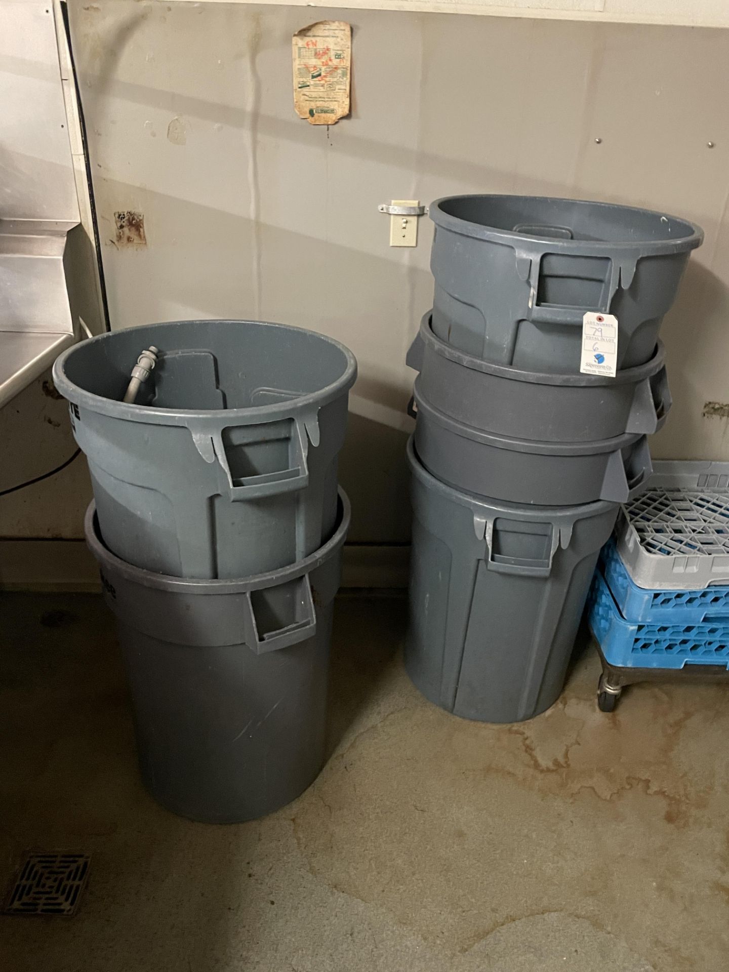 {LOT} (6) Brute Trash Cans