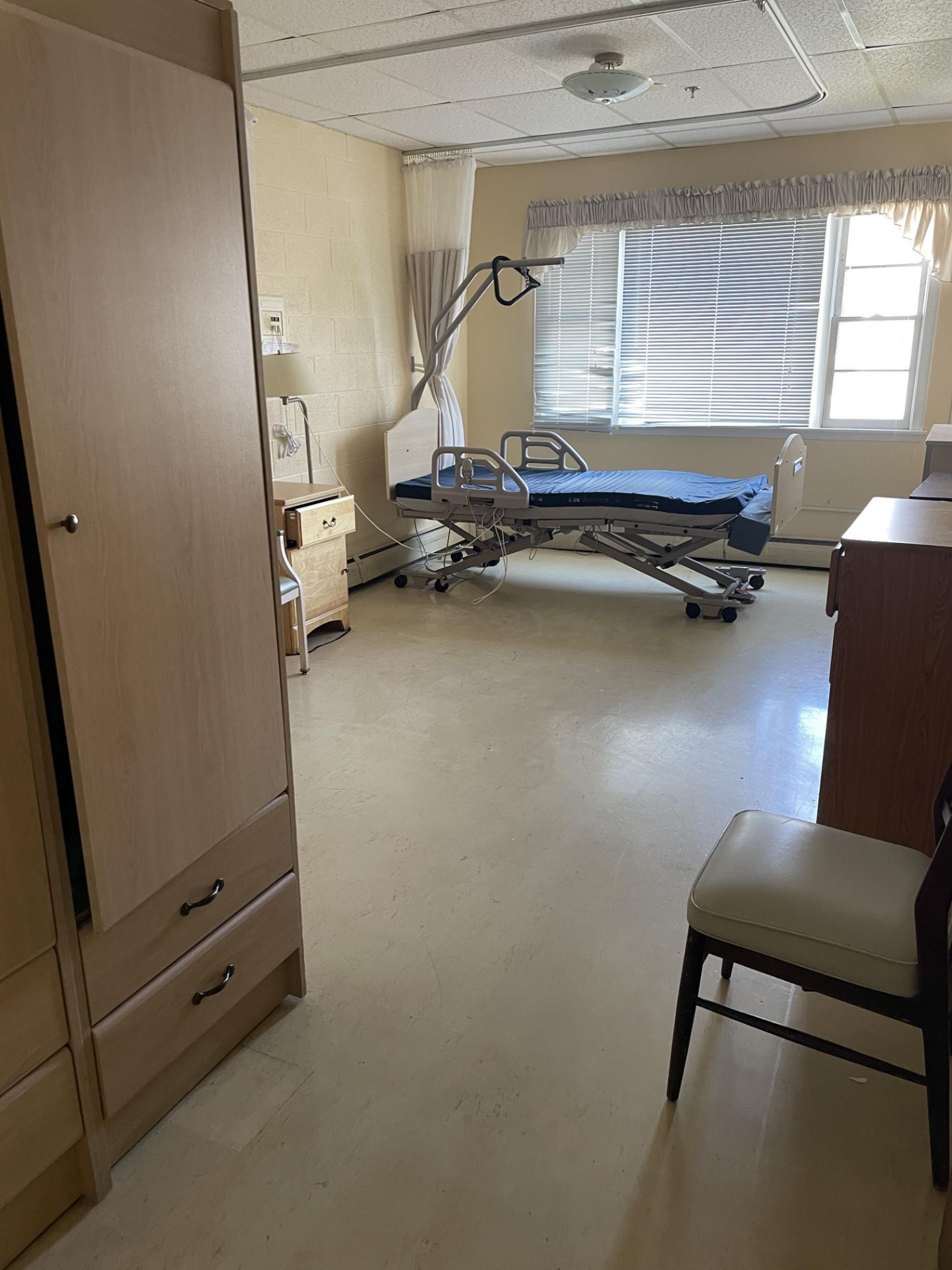 {LOT} In Wing in Standard Rehabilitation Room ( Rooms - 43 to 72) c/o: (25) Zenith 807 Series - Image 10 of 21