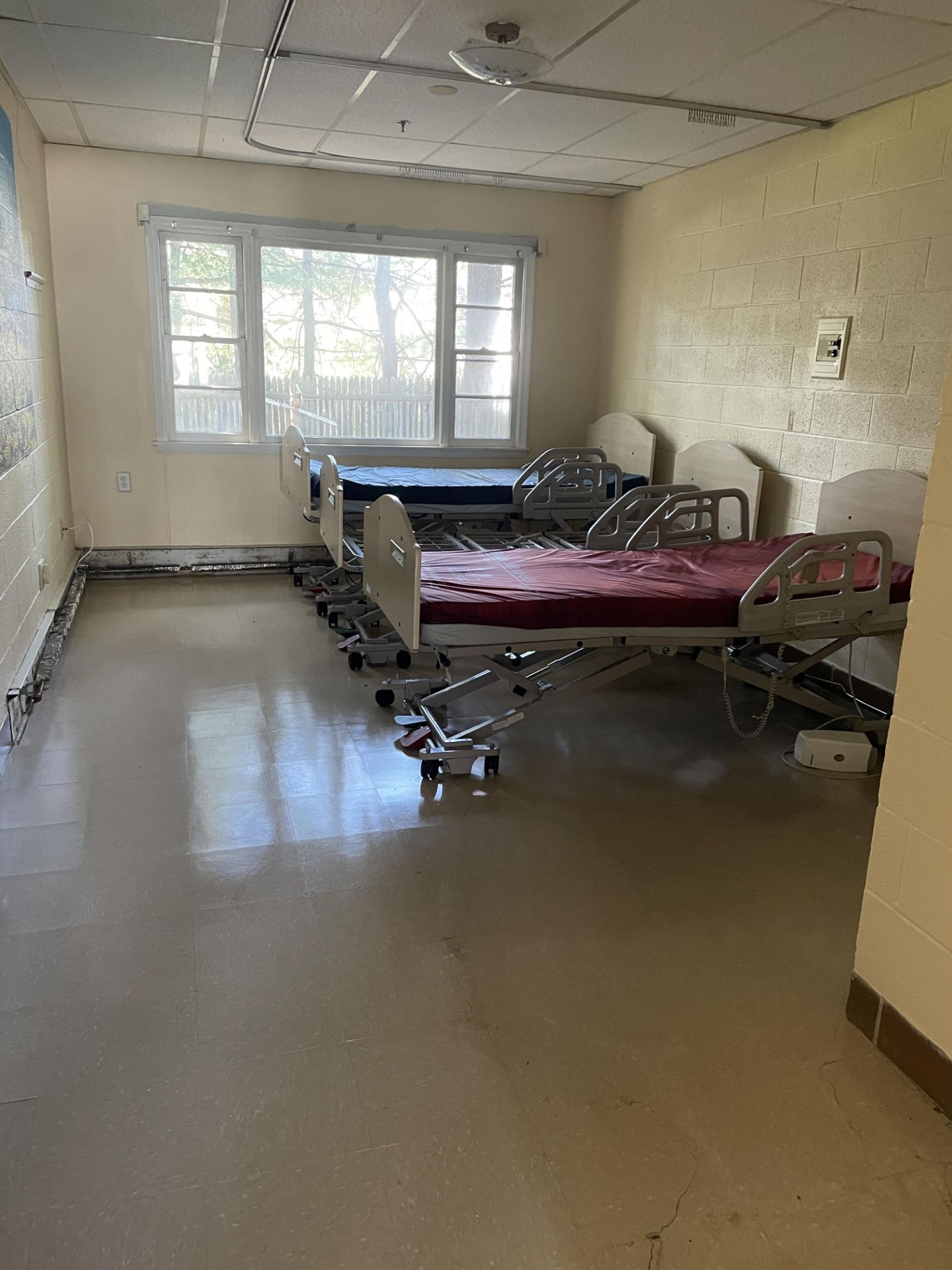 {LOT} In Wing in Standard Rehabilitation Room ( Rooms - 43 to 72) c/o: (25) Zenith 807 Series - Image 7 of 21