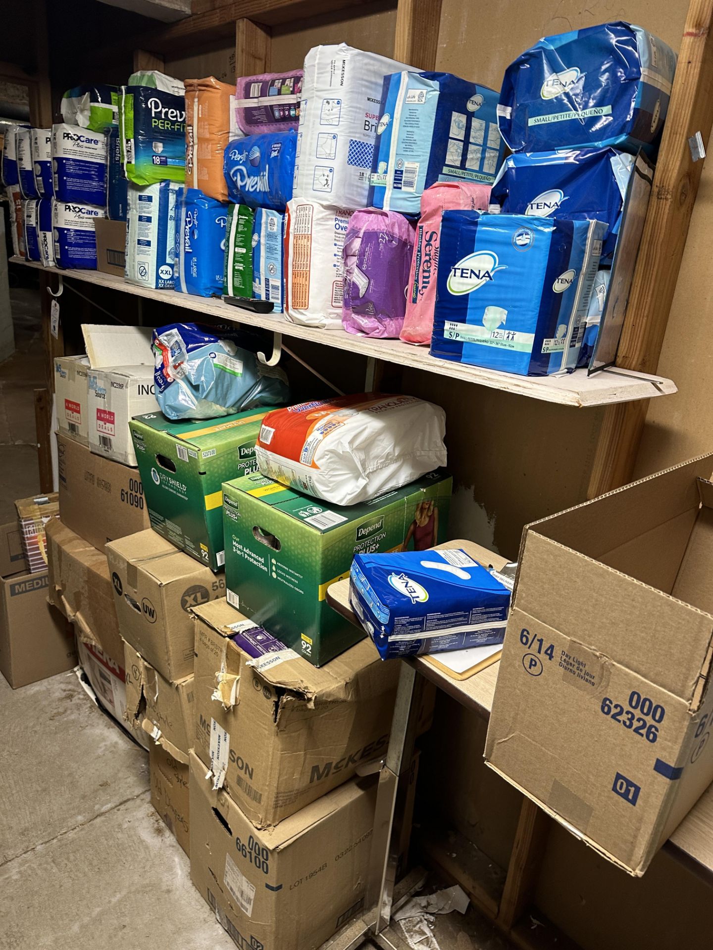 {LOT} In Storage Area c/o: Adult Sized Diapers - Assorted Brands & Large Quantity - Bild 3 aus 3