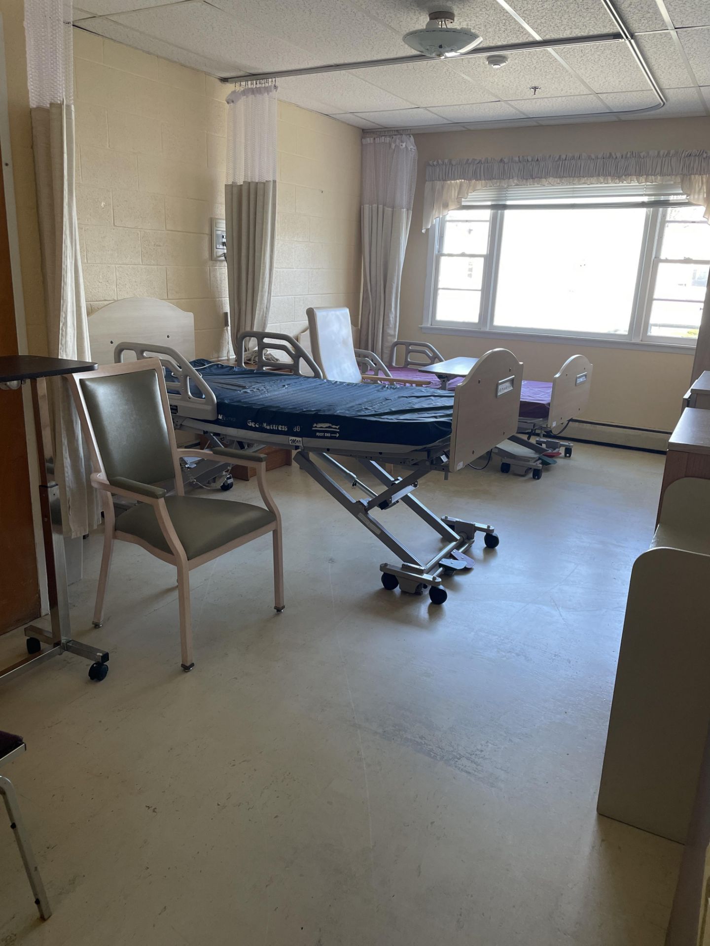 {LOT} In Wing in Standard Rehabilitation Room ( Rooms - 43 to 72) c/o: (25) Zenith 807 Series - Image 6 of 21