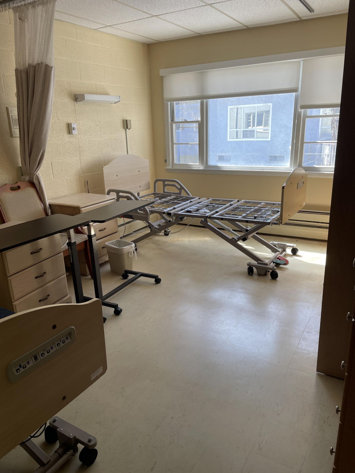 {LOT} In Wing in Standard Rehabilitation Room (23 Rooms - 1 to 23)) c/o: (23) Zenith 807 Series - Image 9 of 25