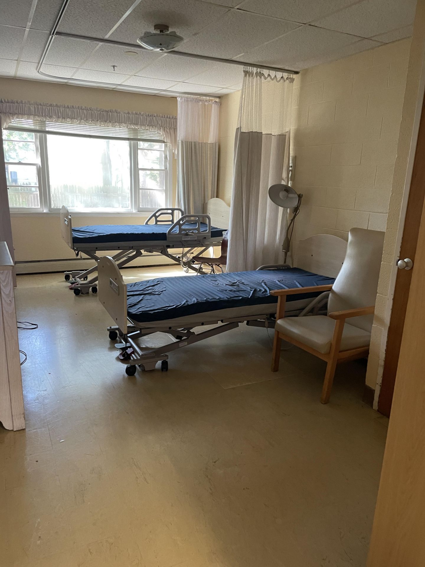 {LOT} In Wing in Standard Rehabilitation Room ( Rooms - 43 to 72) c/o: (25) Zenith 807 Series - Image 3 of 21