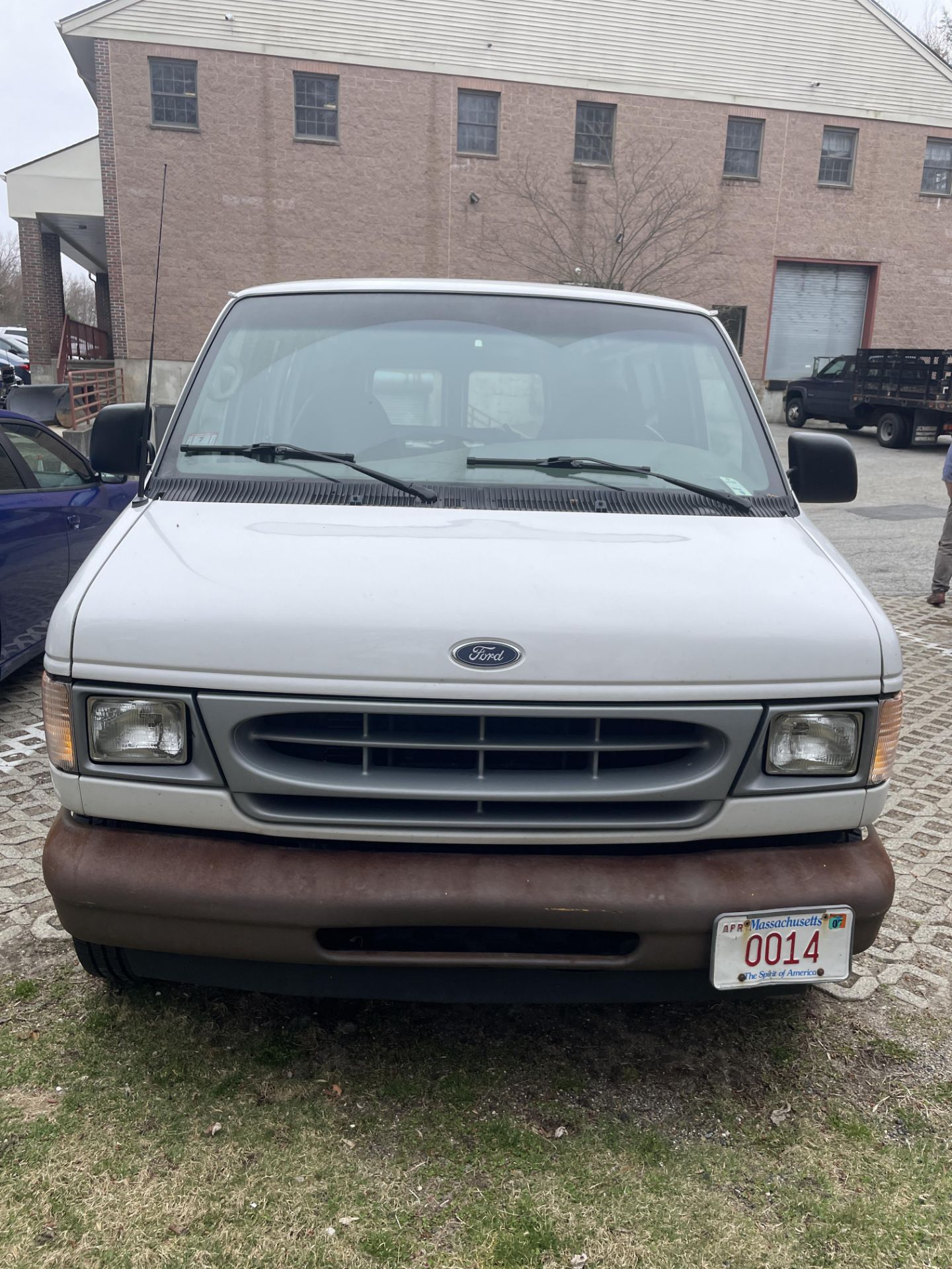 2001 Ford Ecovan Odom:159,889 VIN:1FTRE14241HB51789 (THIS UNIT CAN'T BE REMOVED UNTIL APRIL 30, 2024 - Image 2 of 11