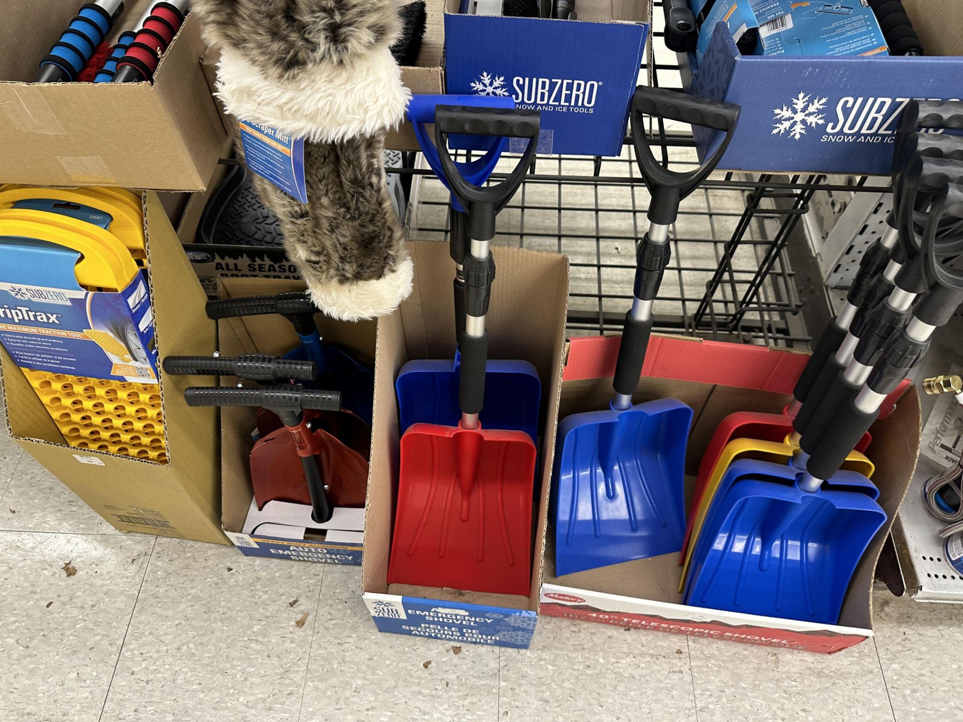 {LOT} Approx 60 Pieces of Hopkins Snow Brushes & Ice Scrapers & Shovels on Rack including Rack - Image 4 of 4