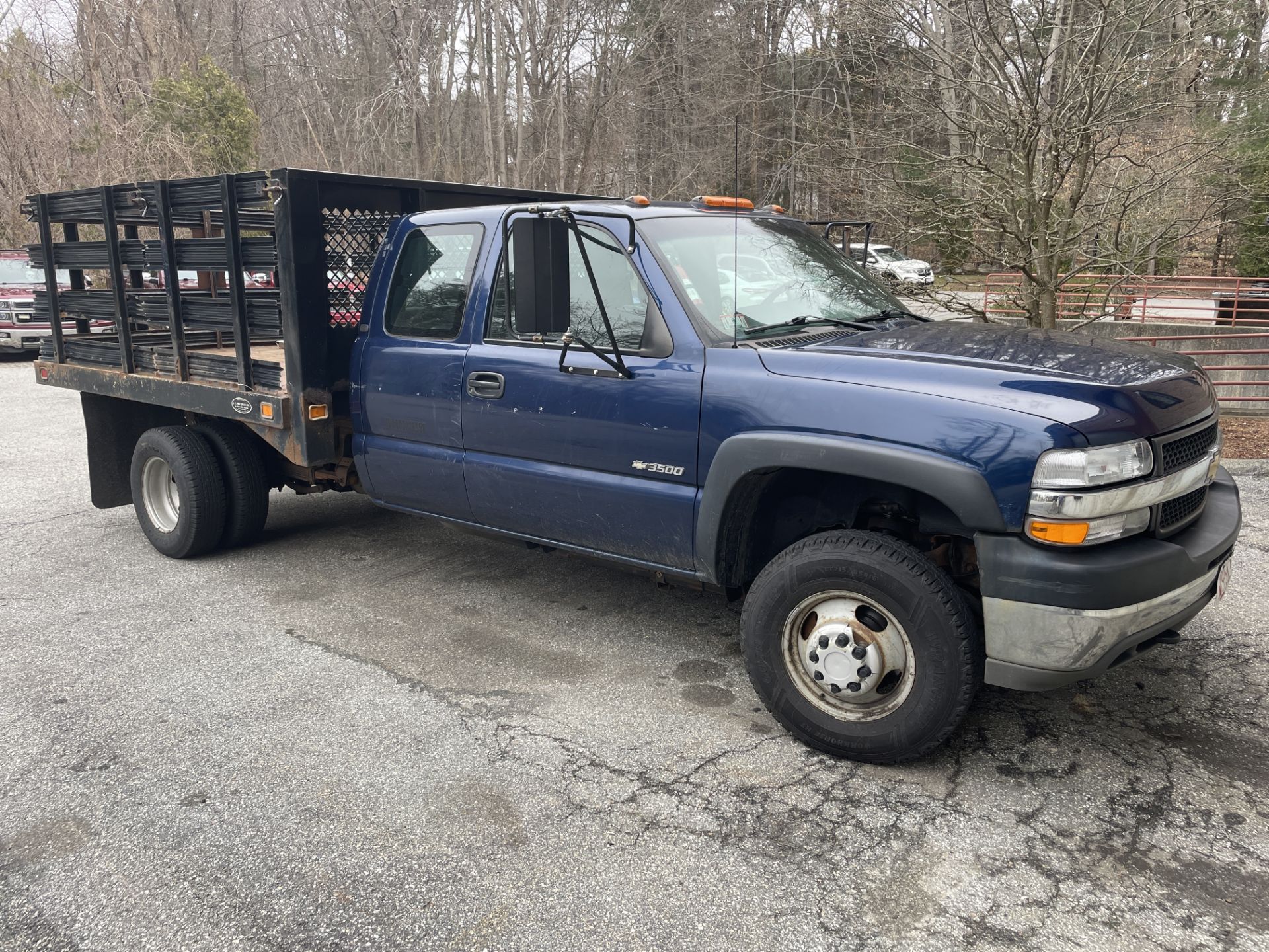 2001 Chevy Silverado 3500 Knapheide Stake Body Truck. Gasoline, Automatic, 1 Ton Dually 4x4, - Bild 2 aus 9