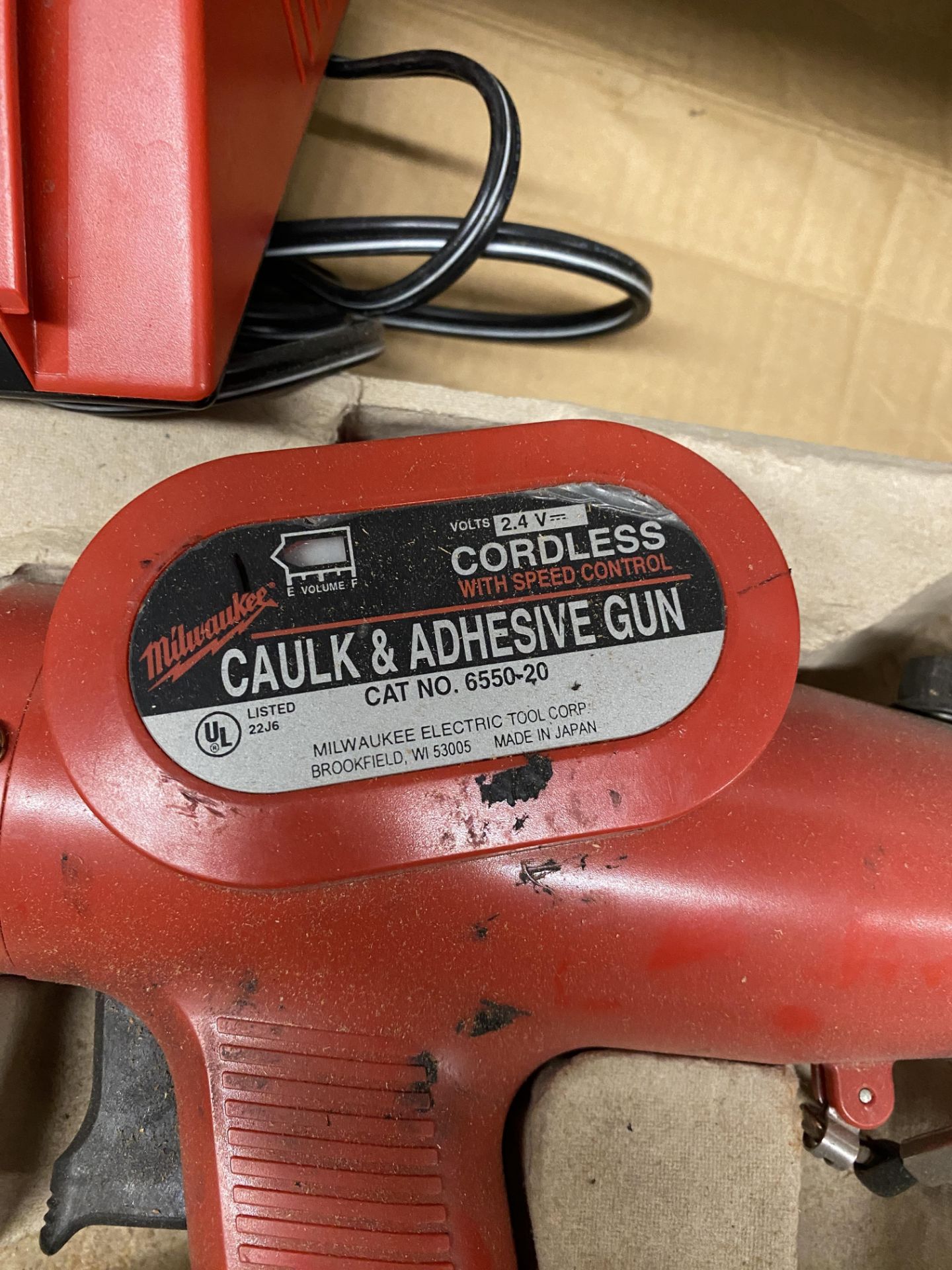 Milwaukee Cordless Caulk & Adhesive Gun #6550-20 w/ 1 Charger, 1 Battery - Image 3 of 3