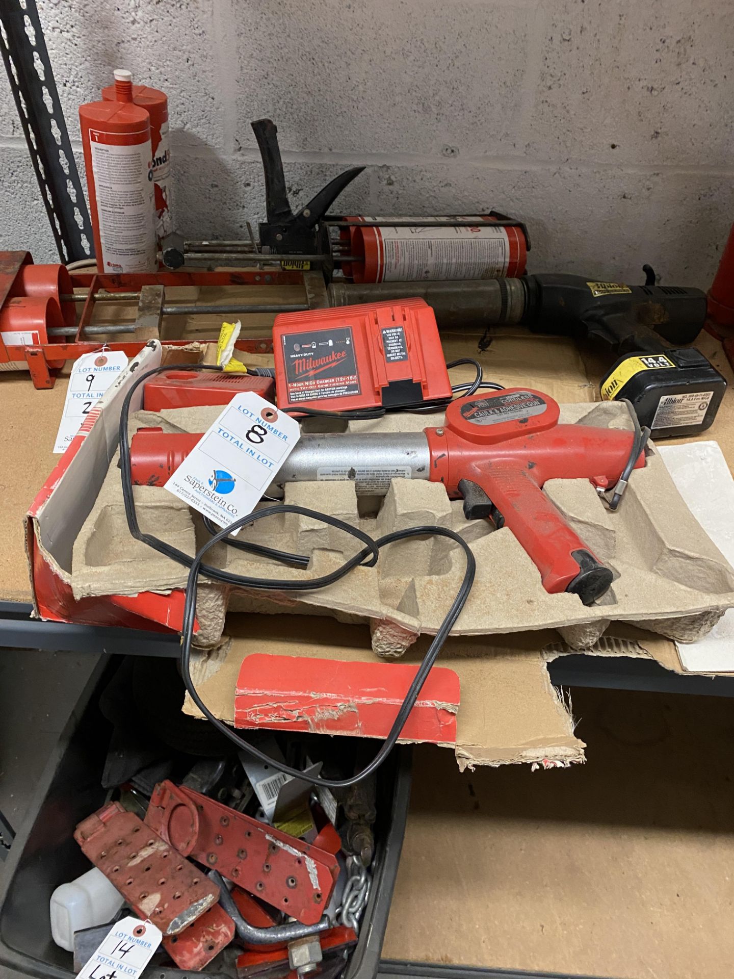 Milwaukee Cordless Caulk & Adhesive Gun #6550-20 w/ 1 Charger, 1 Battery