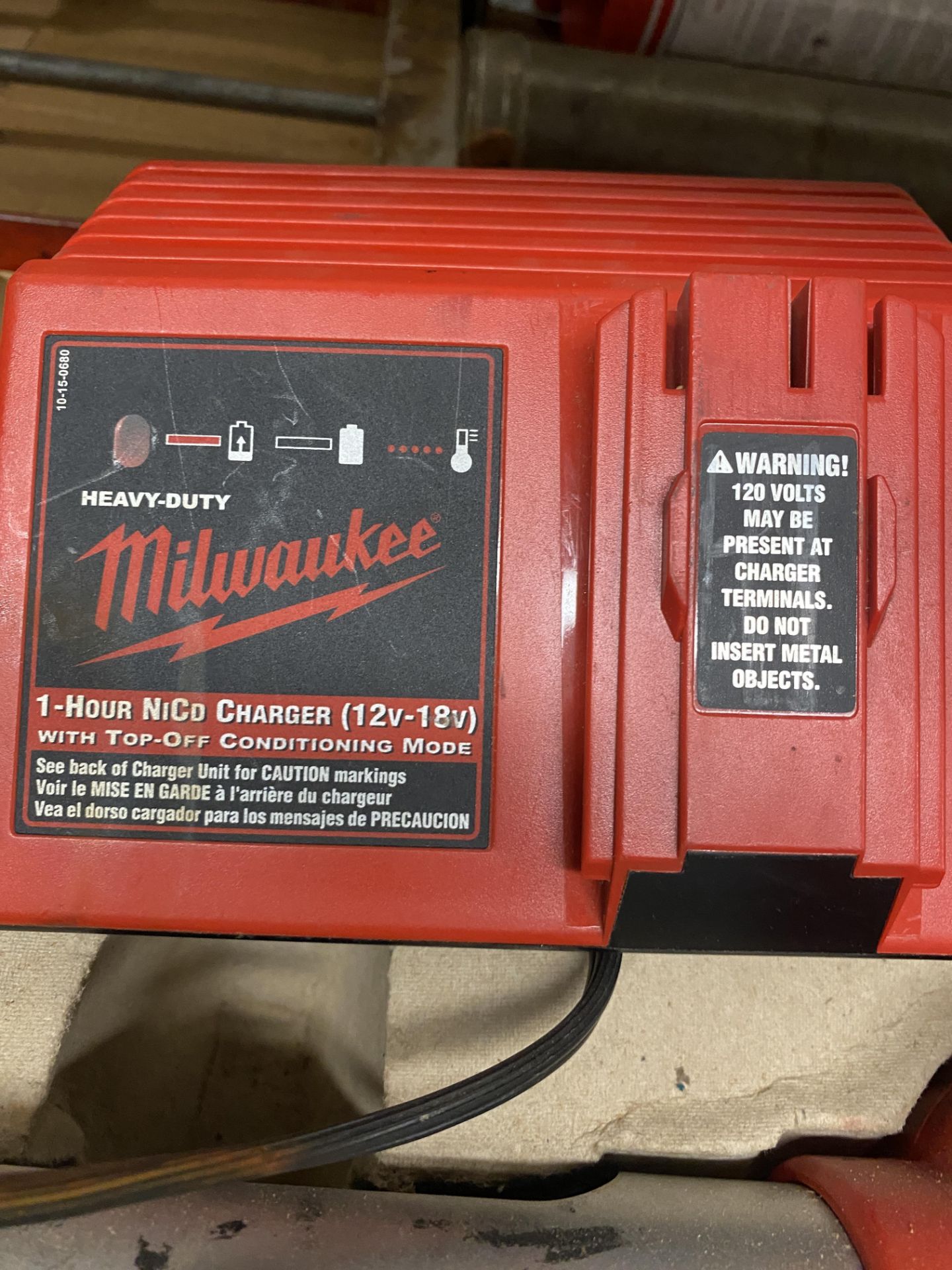 Milwaukee Cordless Caulk & Adhesive Gun #6550-20 w/ 1 Charger, 1 Battery - Image 2 of 3